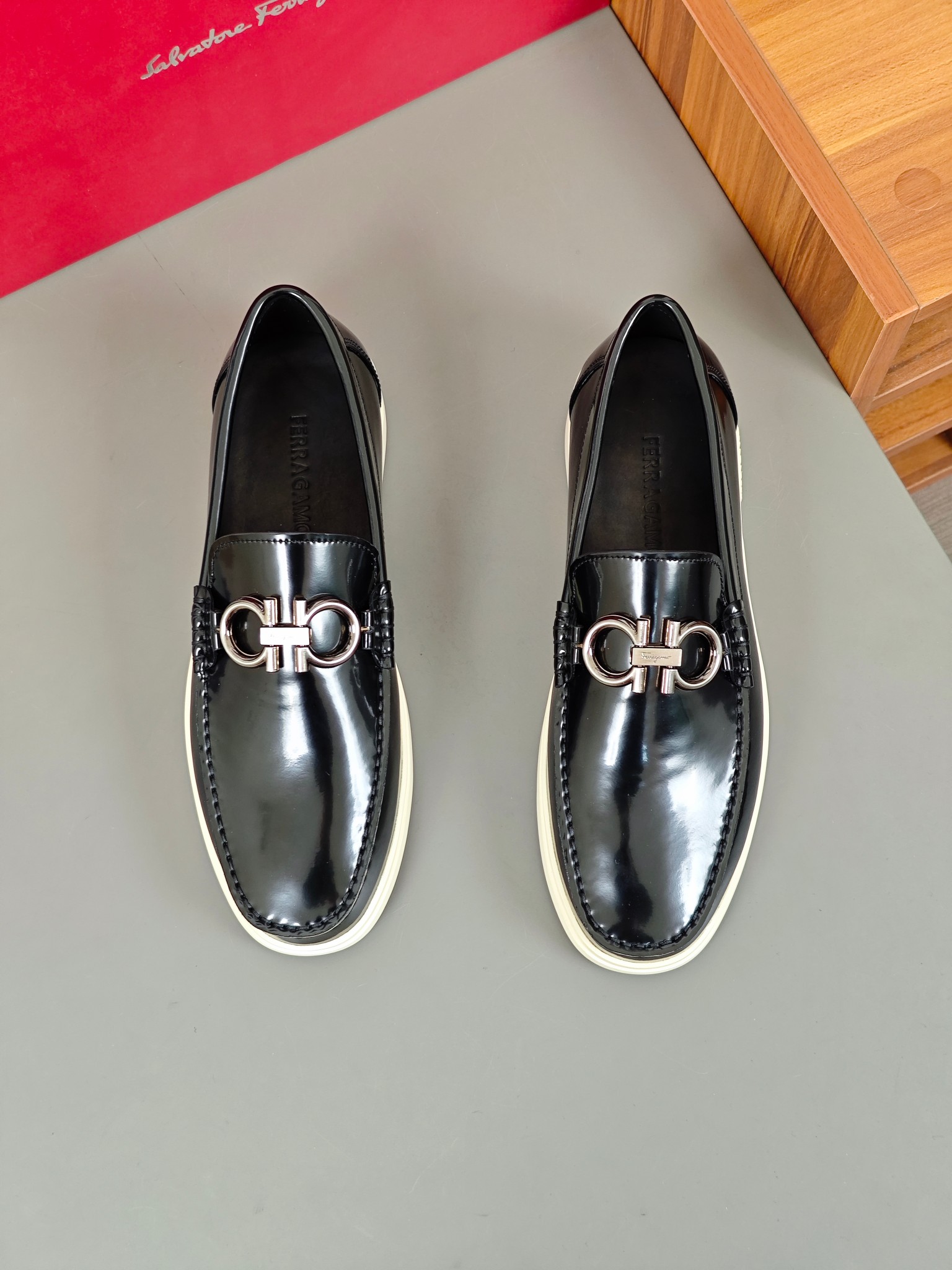 Punto explosivo nuevo en los estantes, zapatos de frijol de alta calidad para hombre Ferragamo de al