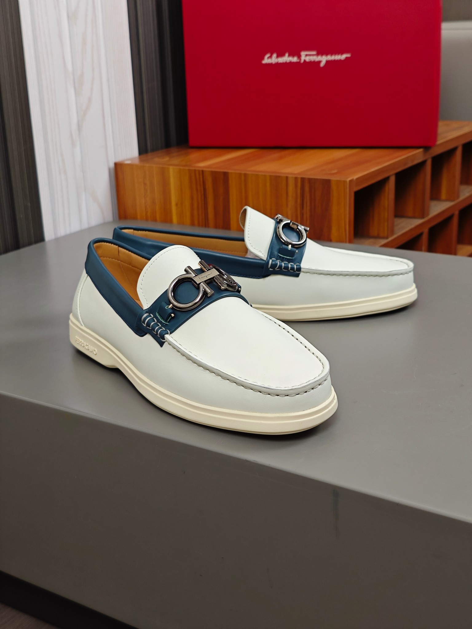 Punto explosivo nuevo en los estantes, zapatos de frijol de alta calidad para hombre Ferragamo de al