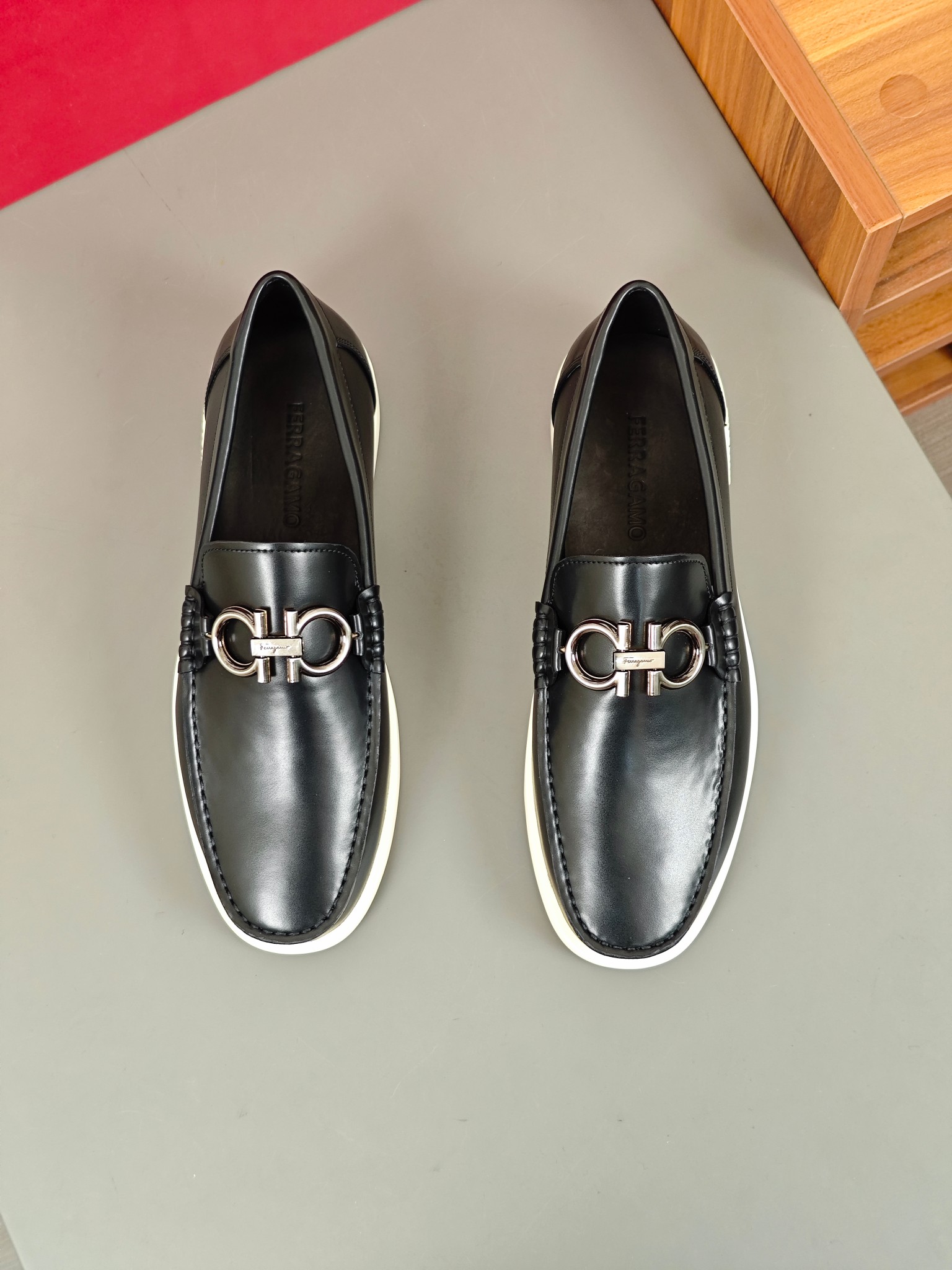 Punto explosivo nuevo en los estantes, zapatos de frijol de alta calidad para hombre Ferragamo de al