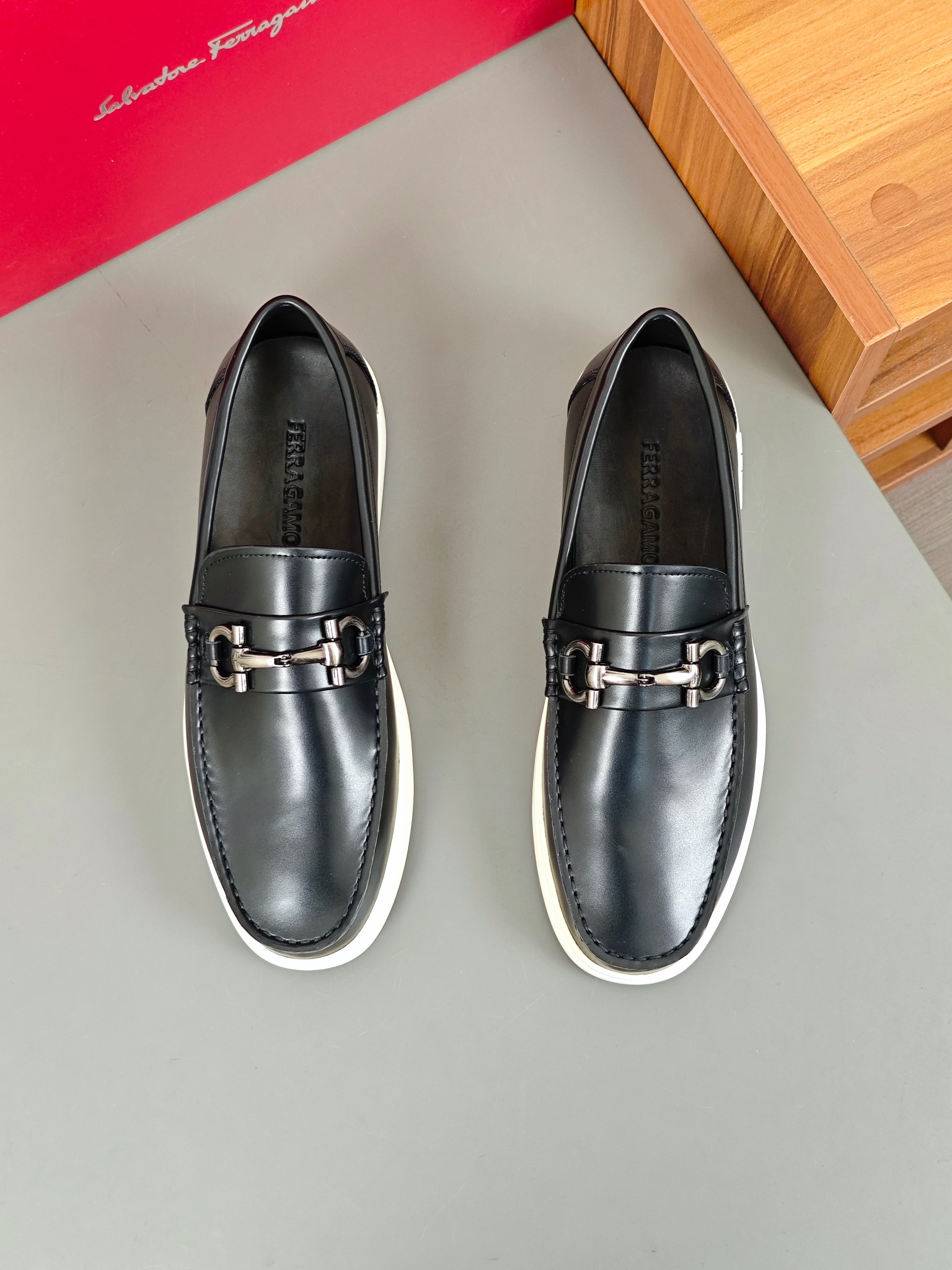 Punto explosivo nuevo en los estantes, zapatos de frijol de alta calidad para hombre Ferragamo de al