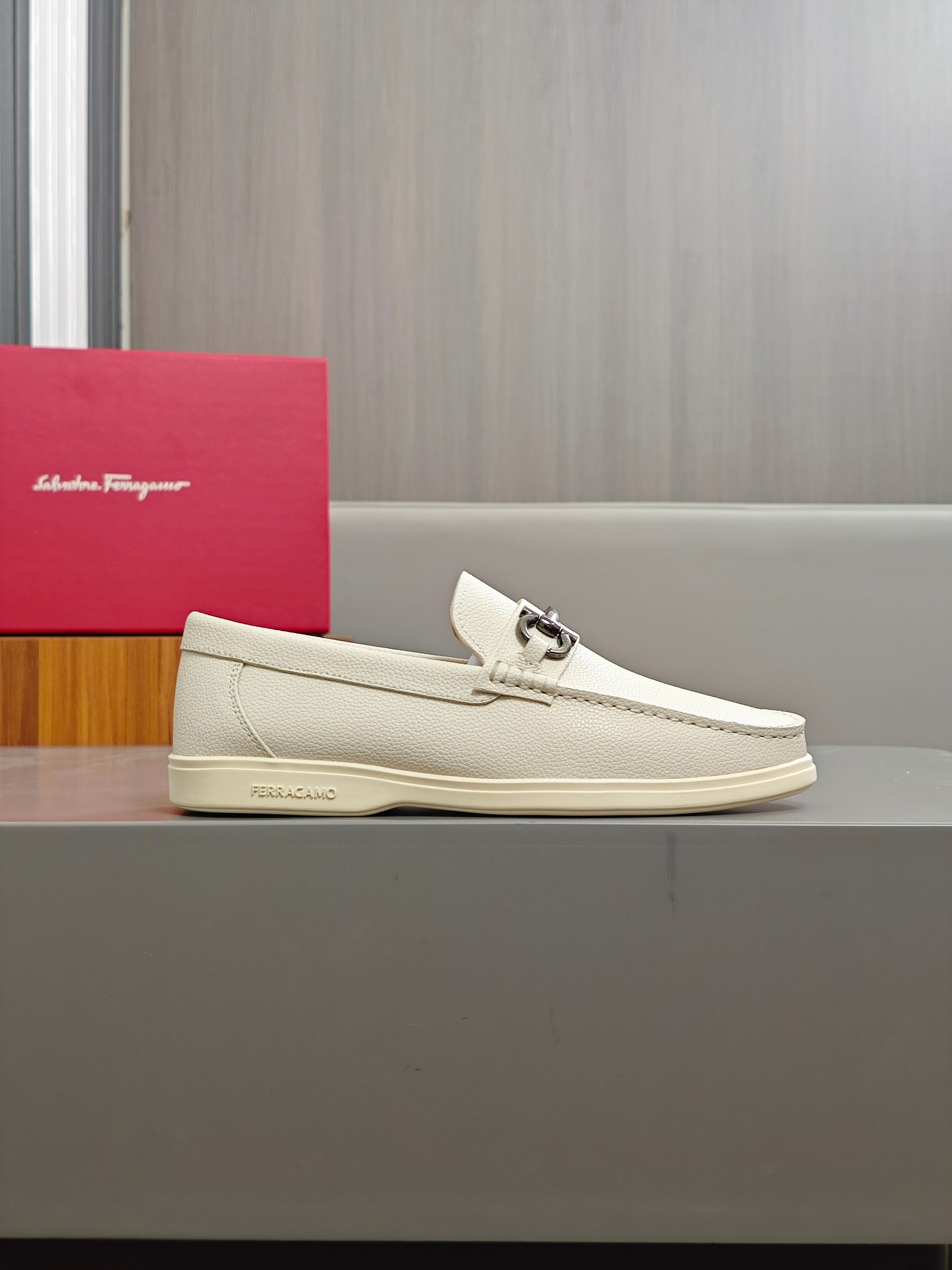 Punto explosivo nuevo en los estantes, zapatos de frijol de alta calidad para hombre Ferragamo de al