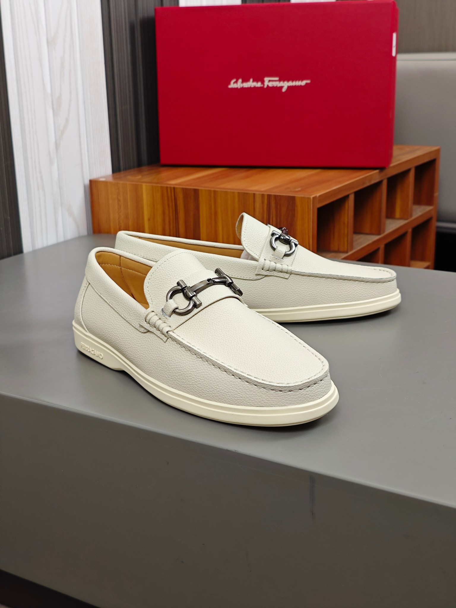 Punto explosivo nuevo en los estantes, zapatos de frijol de alta calidad para hombre Ferragamo de al