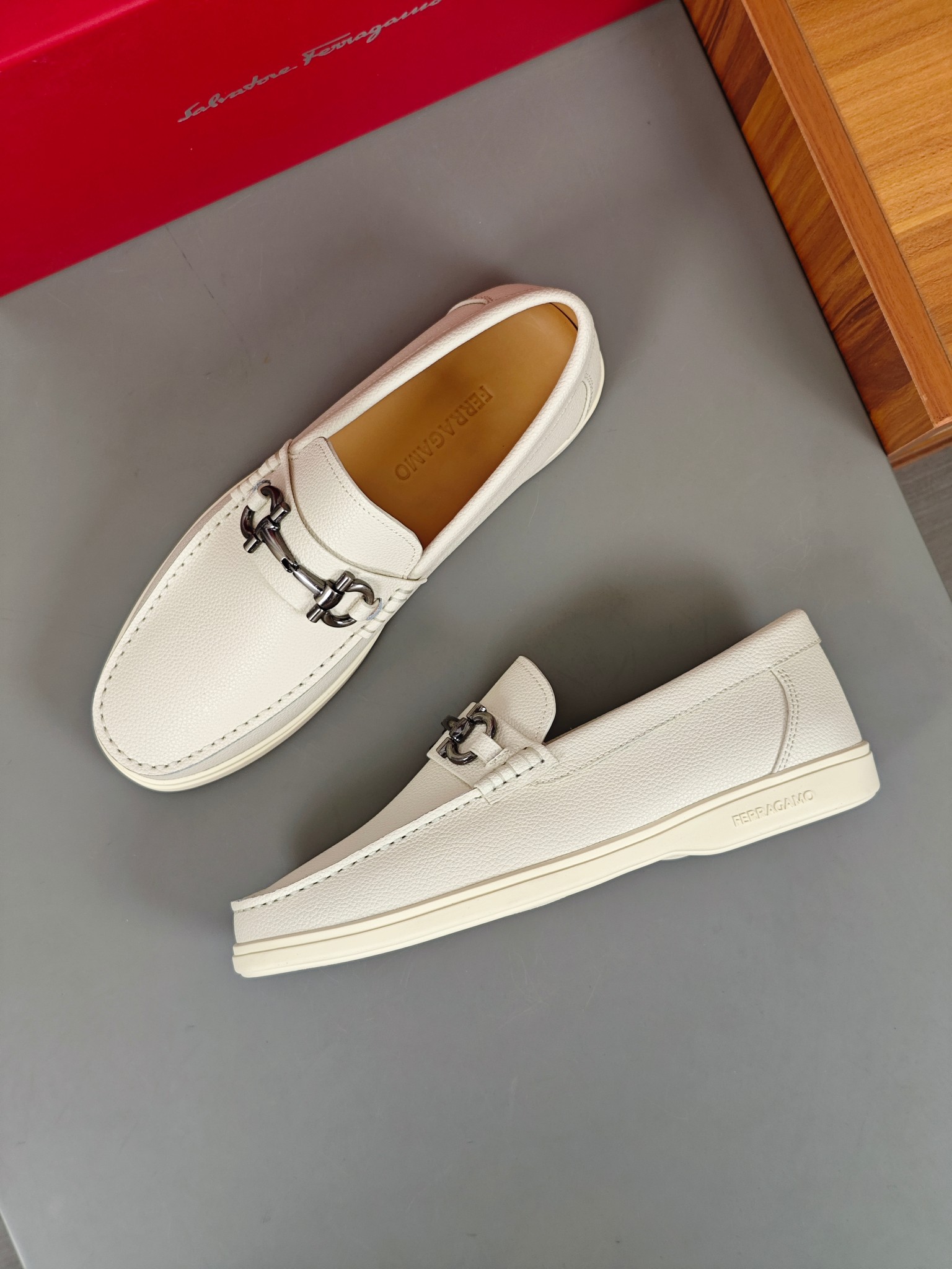 Punto explosivo nuevo en los estantes, zapatos de frijol de alta calidad para hombre Ferragamo de al