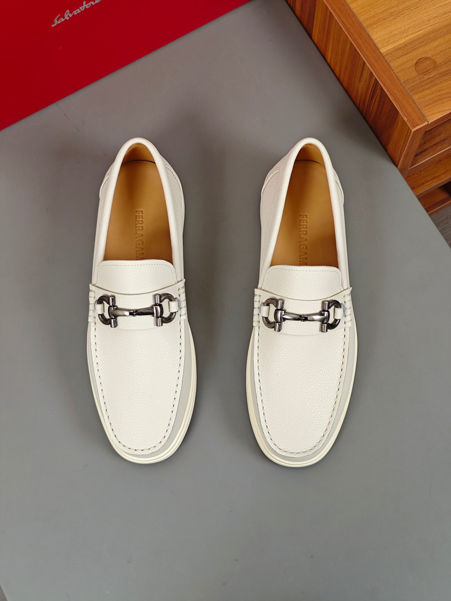 Punto explosivo nuevo en los estantes, zapatos de frijol de alta calidad para hombre Ferragamo de al