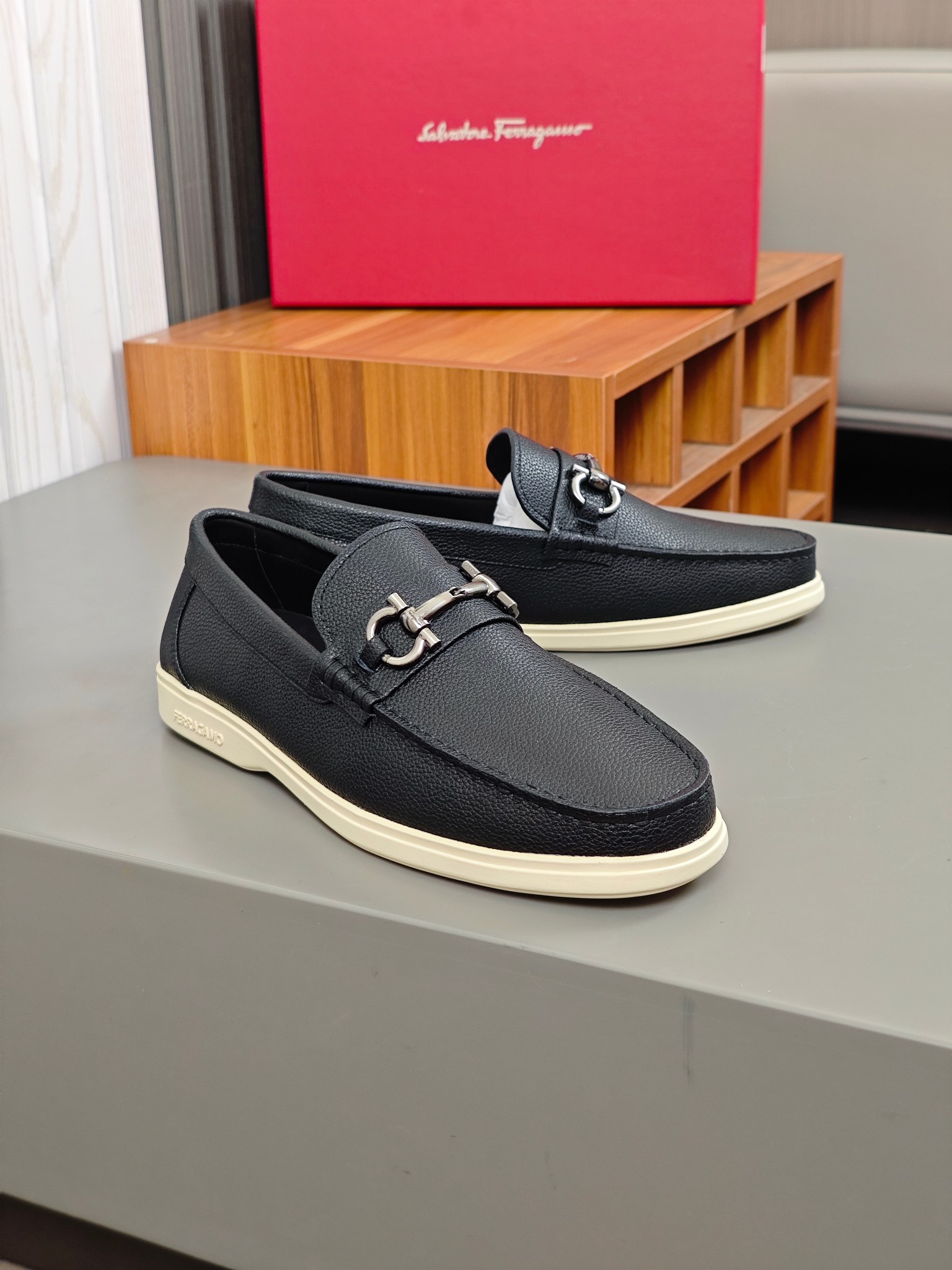 Punto explosivo nuevo en los estantes, zapatos de frijol de alta calidad para hombre Ferragamo de al