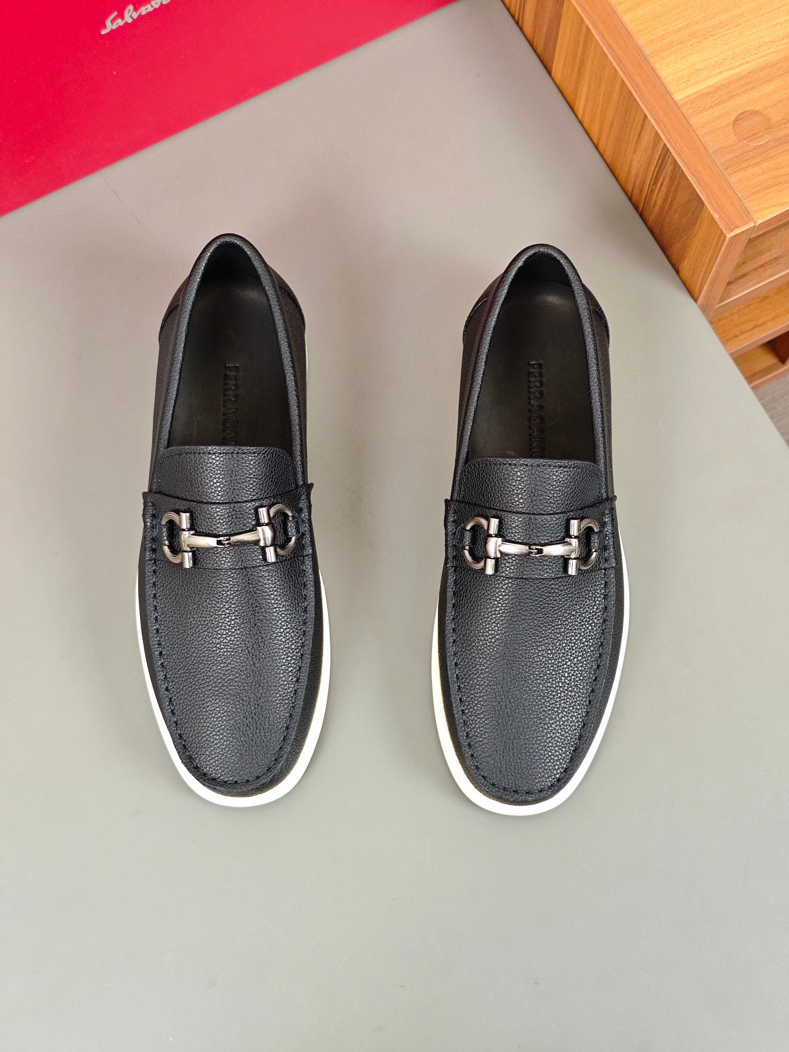 Punto explosivo nuevo en los estantes, zapatos de frijol de alta calidad para hombre Ferragamo de al