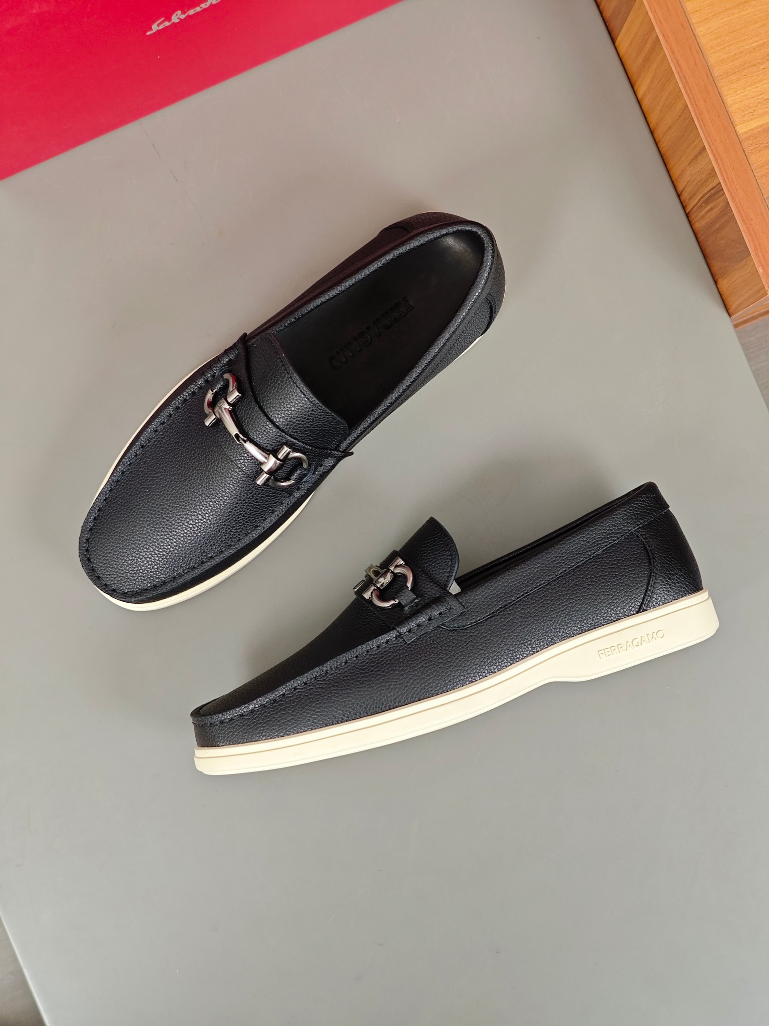 Punto explosivo nuevo en los estantes, zapatos de frijol de alta calidad para hombre Ferragamo de al