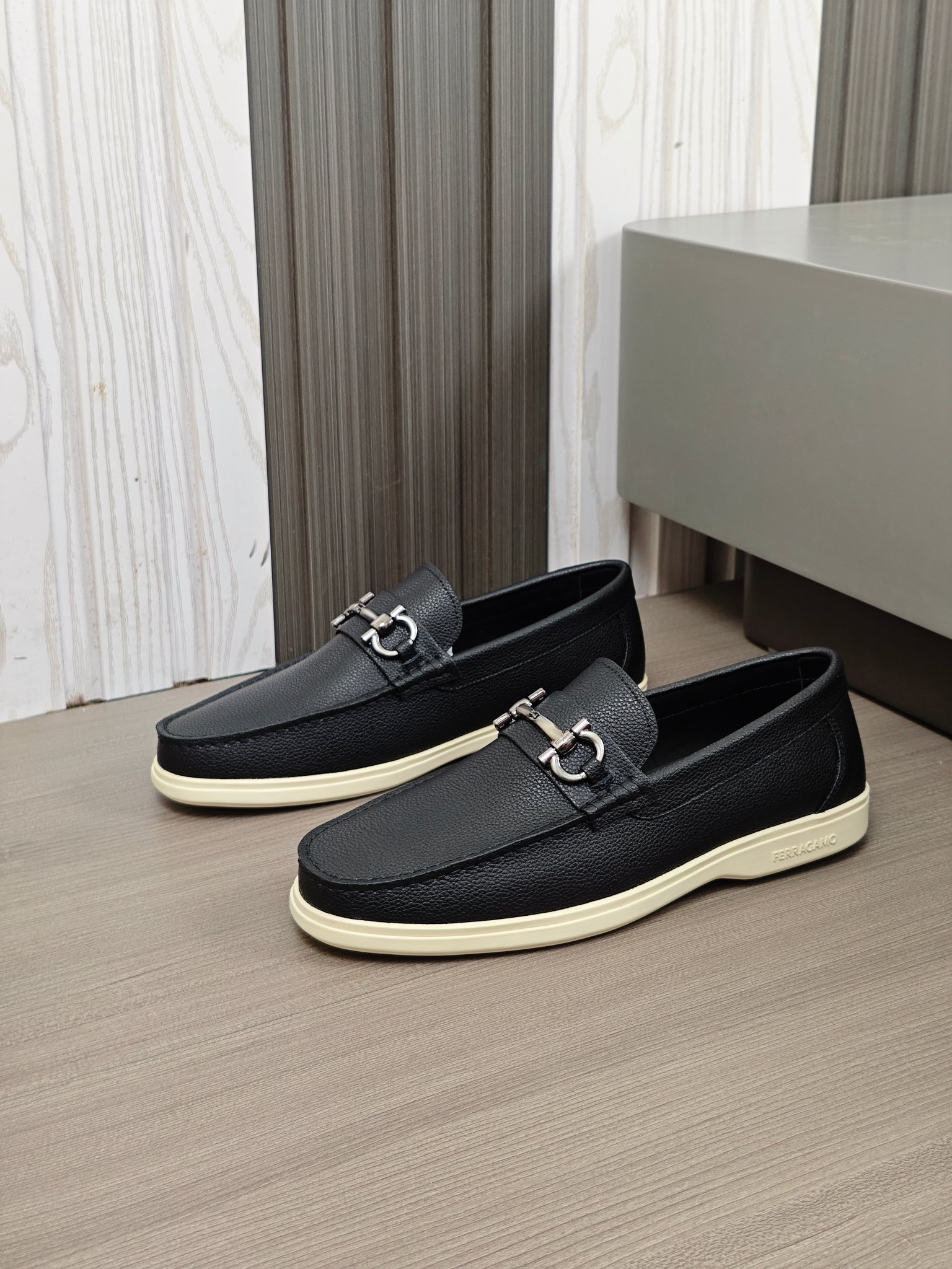 Punto explosivo nuevo en los estantes, zapatos de frijol de alta calidad para hombre Ferragamo de al