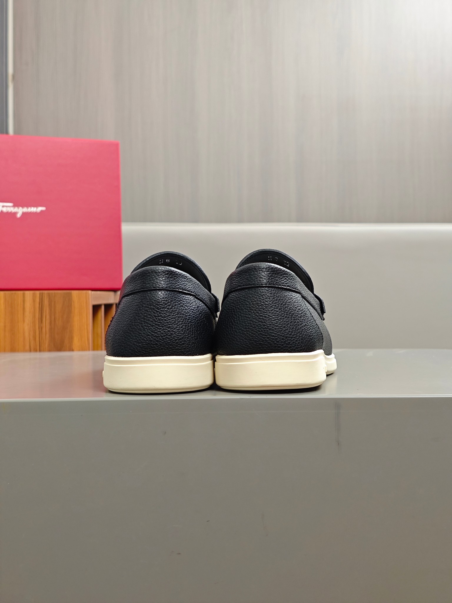 Punto explosivo nuevo en los estantes, zapatos de frijol de alta calidad para hombre Ferragamo de al