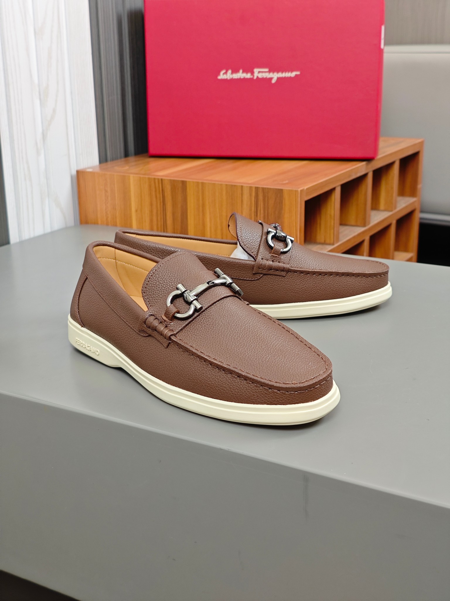 Punto explosivo nuevo en los estantes, zapatos de frijol de alta calidad para hombre Ferragamo de al