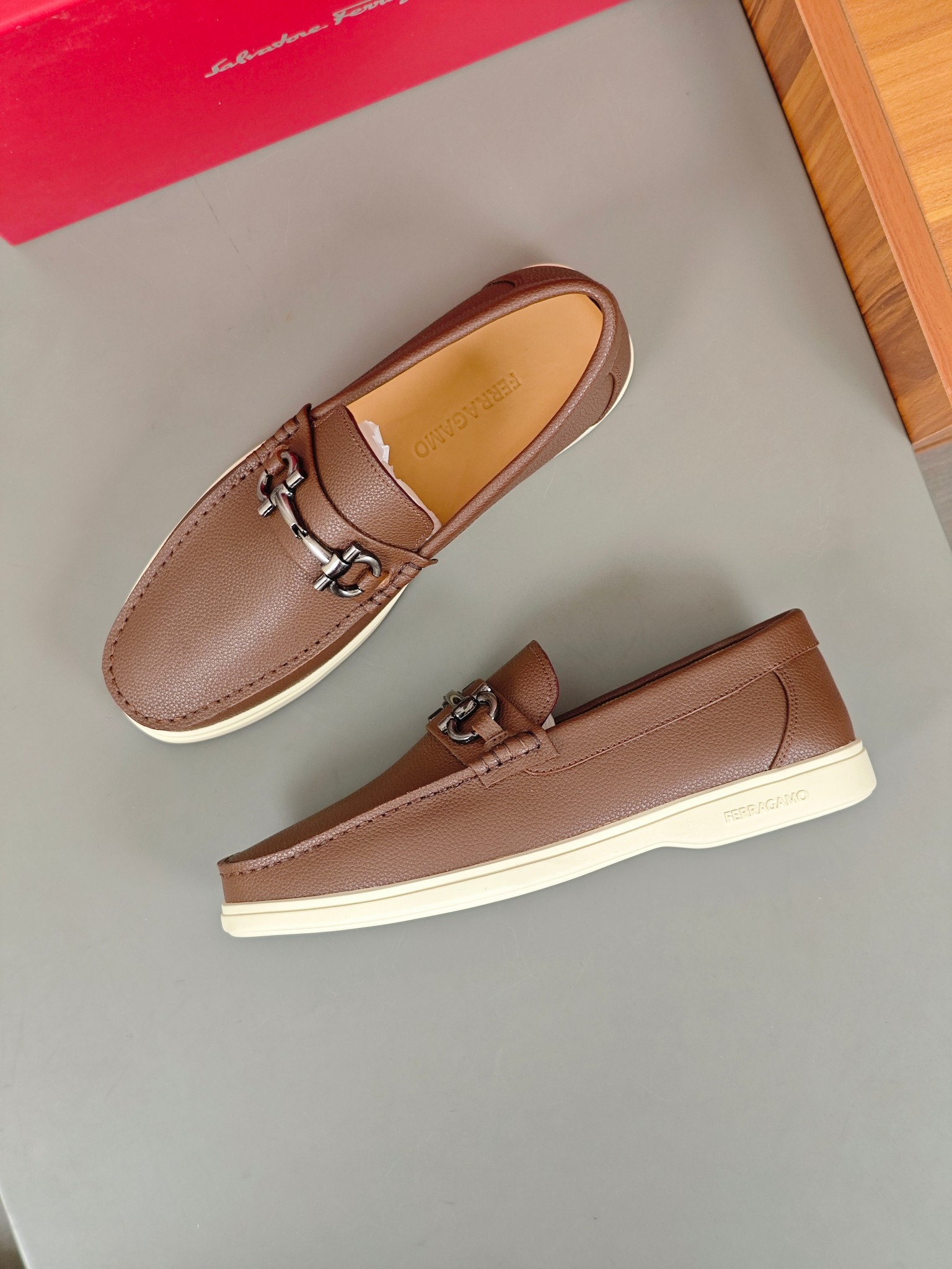 Punto explosivo nuevo en los estantes, zapatos de frijol de alta calidad para hombre Ferragamo de al