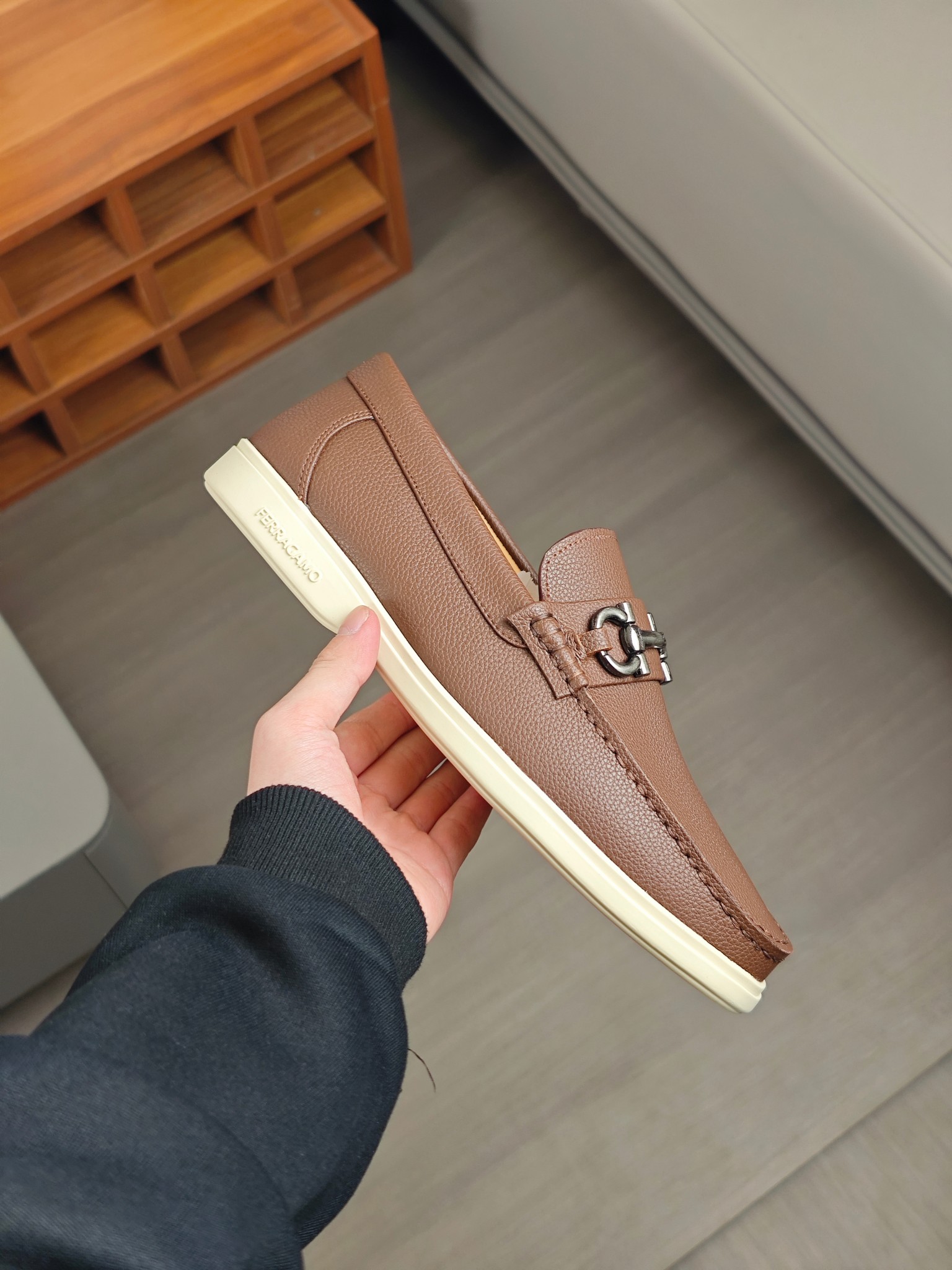 Punto explosivo nuevo en los estantes, zapatos de frijol de alta calidad para hombre Ferragamo de al