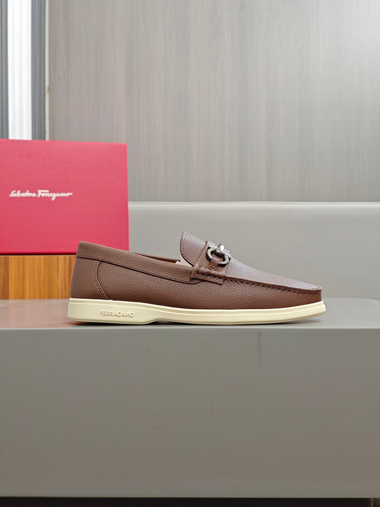 Punto explosivo nuevo en los estantes, zapatos de frijol de alta calidad para hombre Ferragamo de al