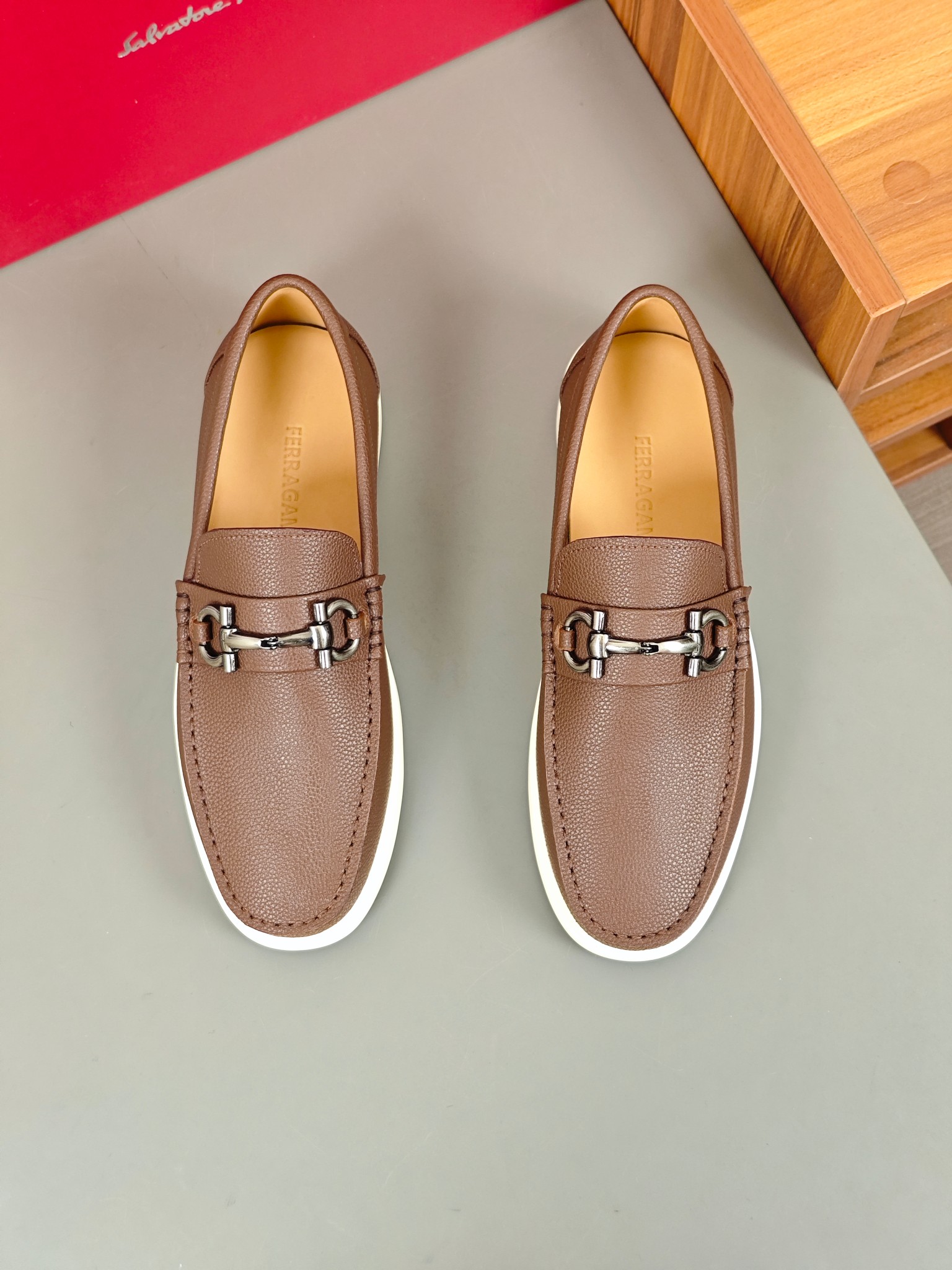 Punto explosivo nuevo en los estantes, zapatos de frijol de alta calidad para hombre Ferragamo de al