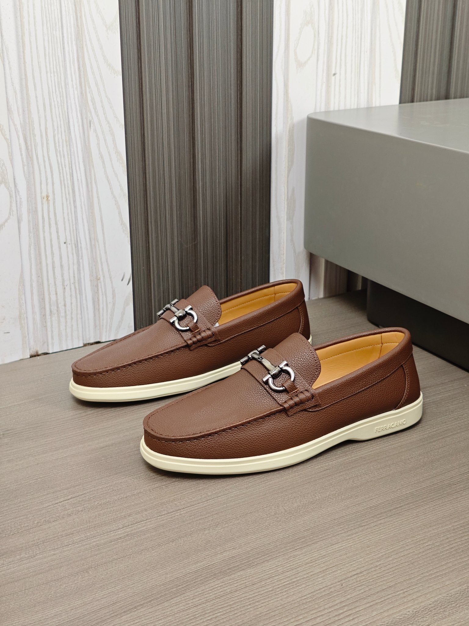 Punto explosivo nuevo en los estantes, zapatos de frijol de alta calidad para hombre Ferragamo de al