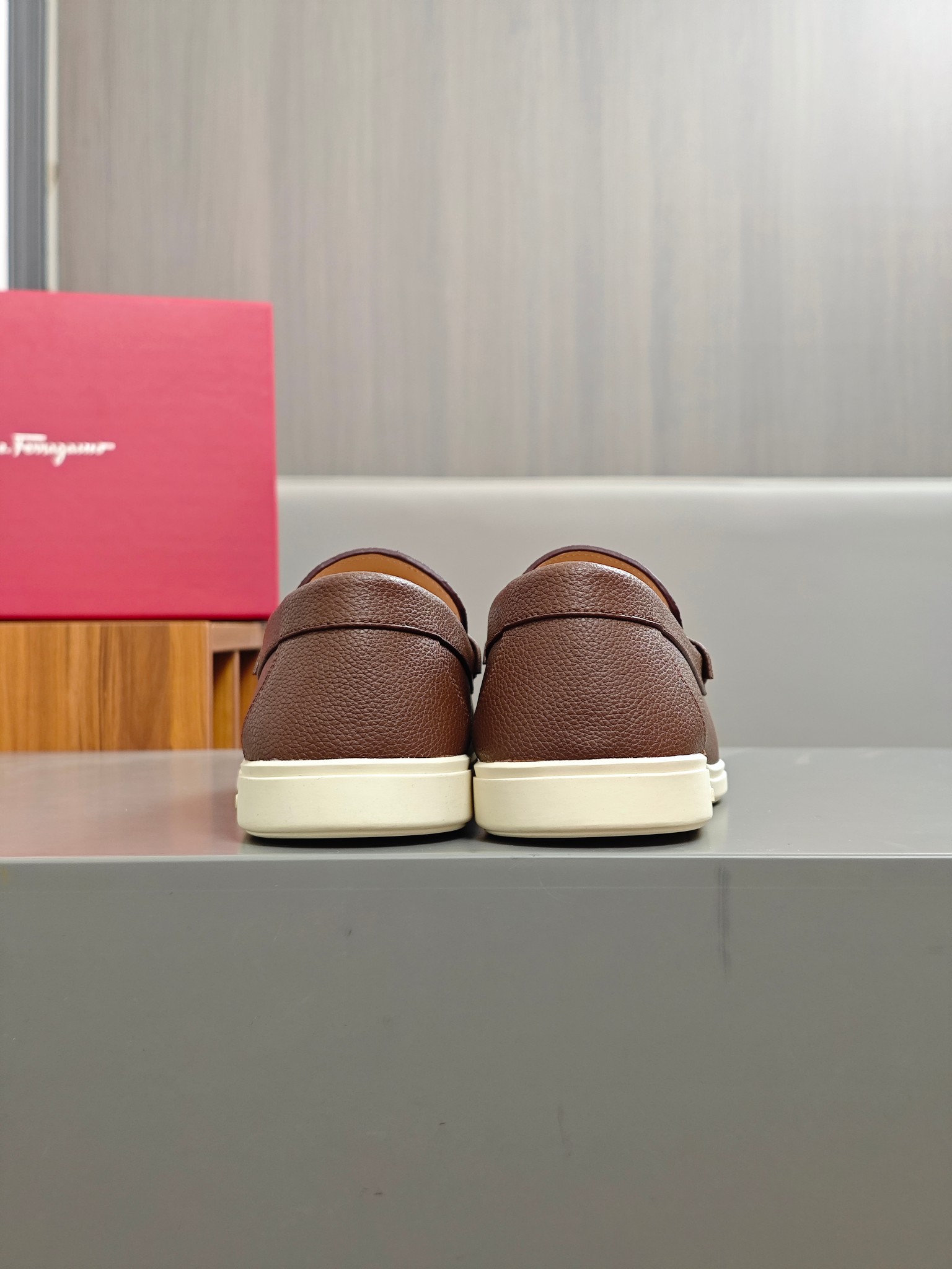 Punto explosivo nuevo en los estantes, zapatos de frijol de alta calidad para hombre Ferragamo de al