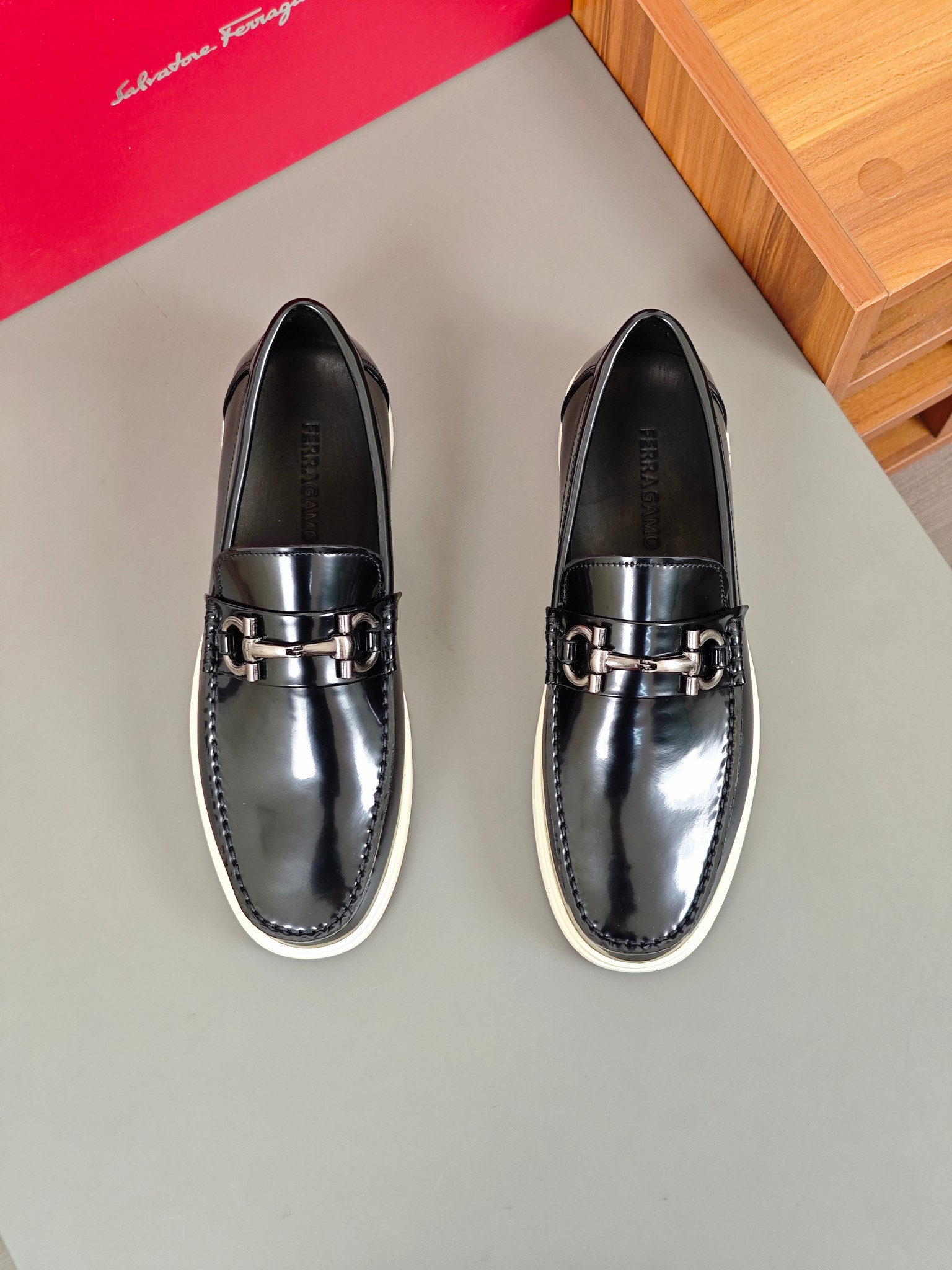 Punto explosivo nuevo en los estantes, zapatos de frijol de alta calidad para hombre Ferragamo de al
