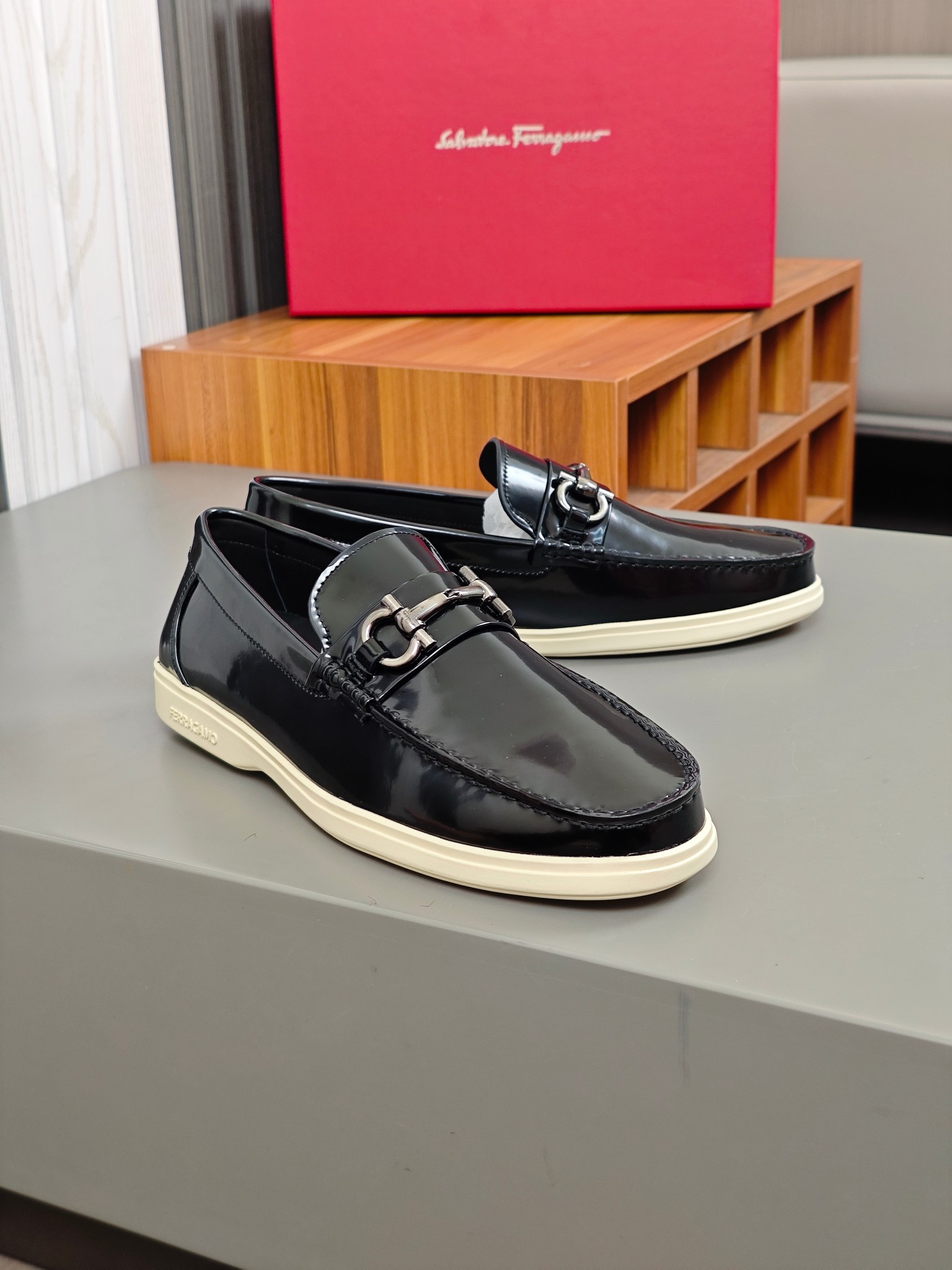 Punto explosivo nuevo en los estantes, zapatos de frijol de alta calidad para hombre Ferragamo de al