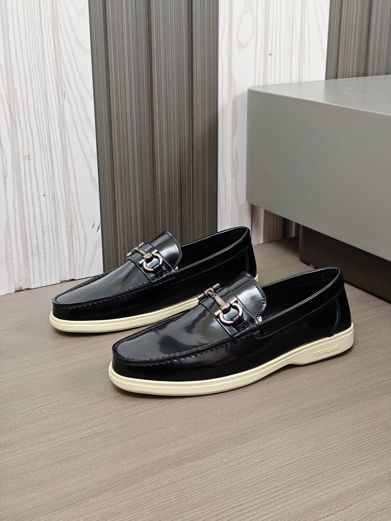 Punto explosivo nuevo en los estantes, zapatos de frijol de alta calidad para hombre Ferragamo de al