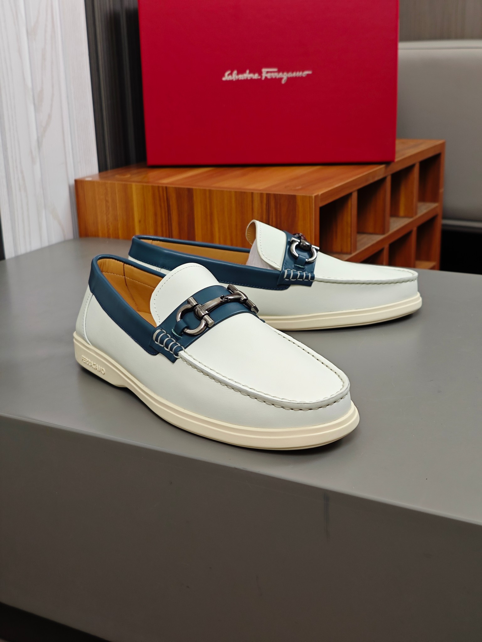 Punto explosivo nuevo en los estantes, zapatos de frijol de alta calidad para hombre Ferragamo de al
