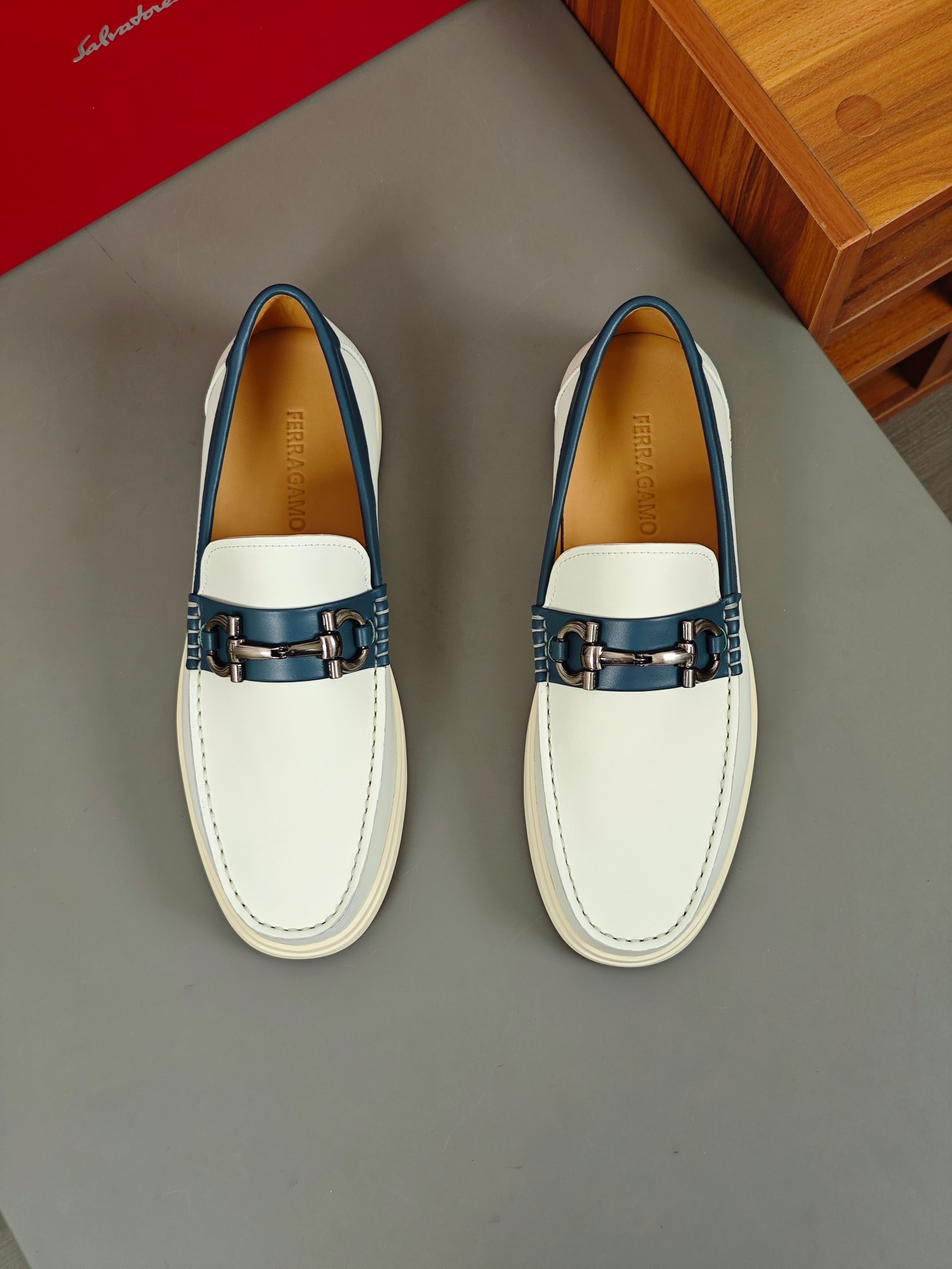 Punto explosivo nuevo en los estantes, zapatos de frijol de alta calidad para hombre Ferragamo de al