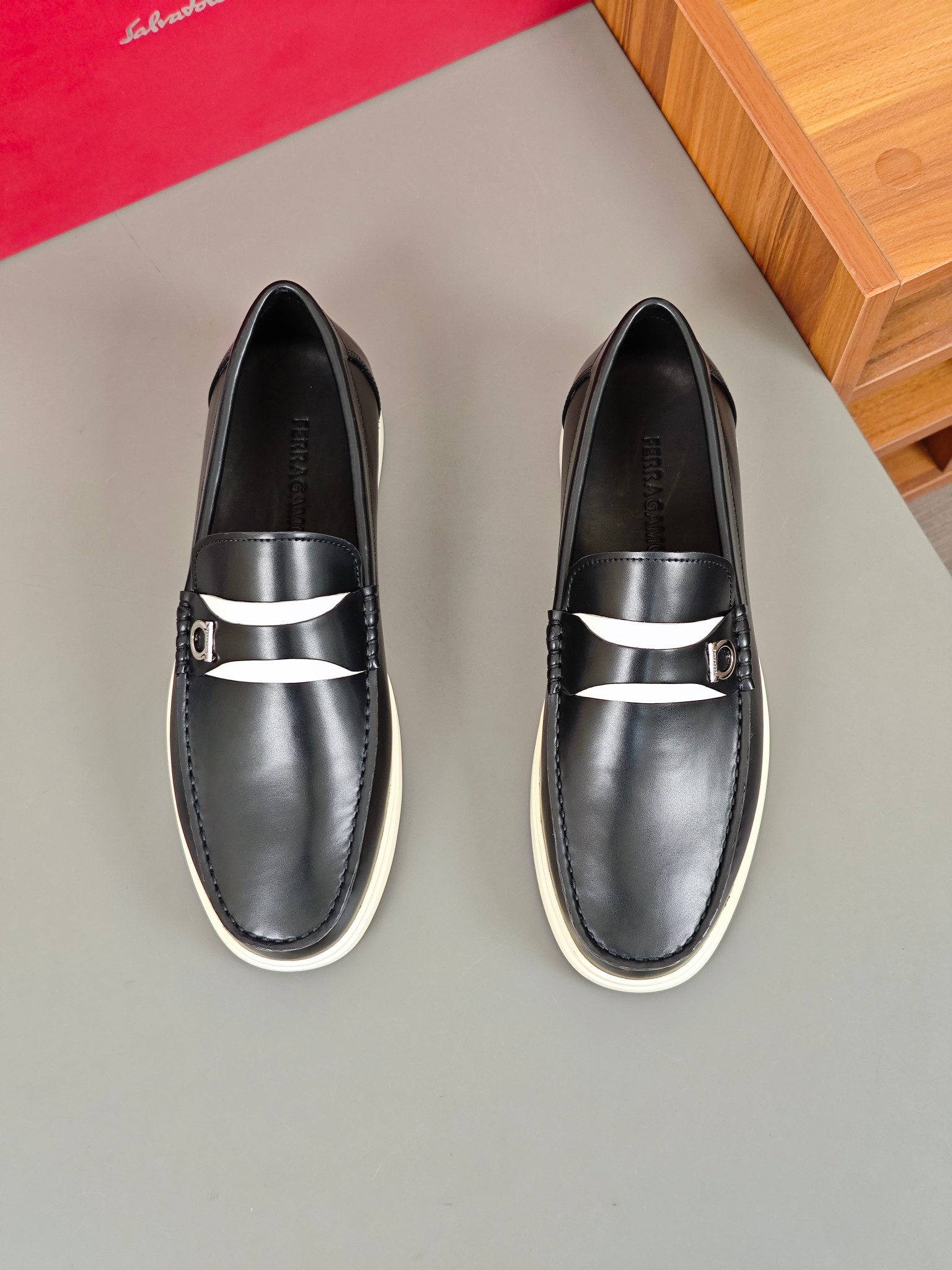 Punto explosivo nuevo en los estantes, zapatos de frijol de alta calidad para hombre Ferragamo de al