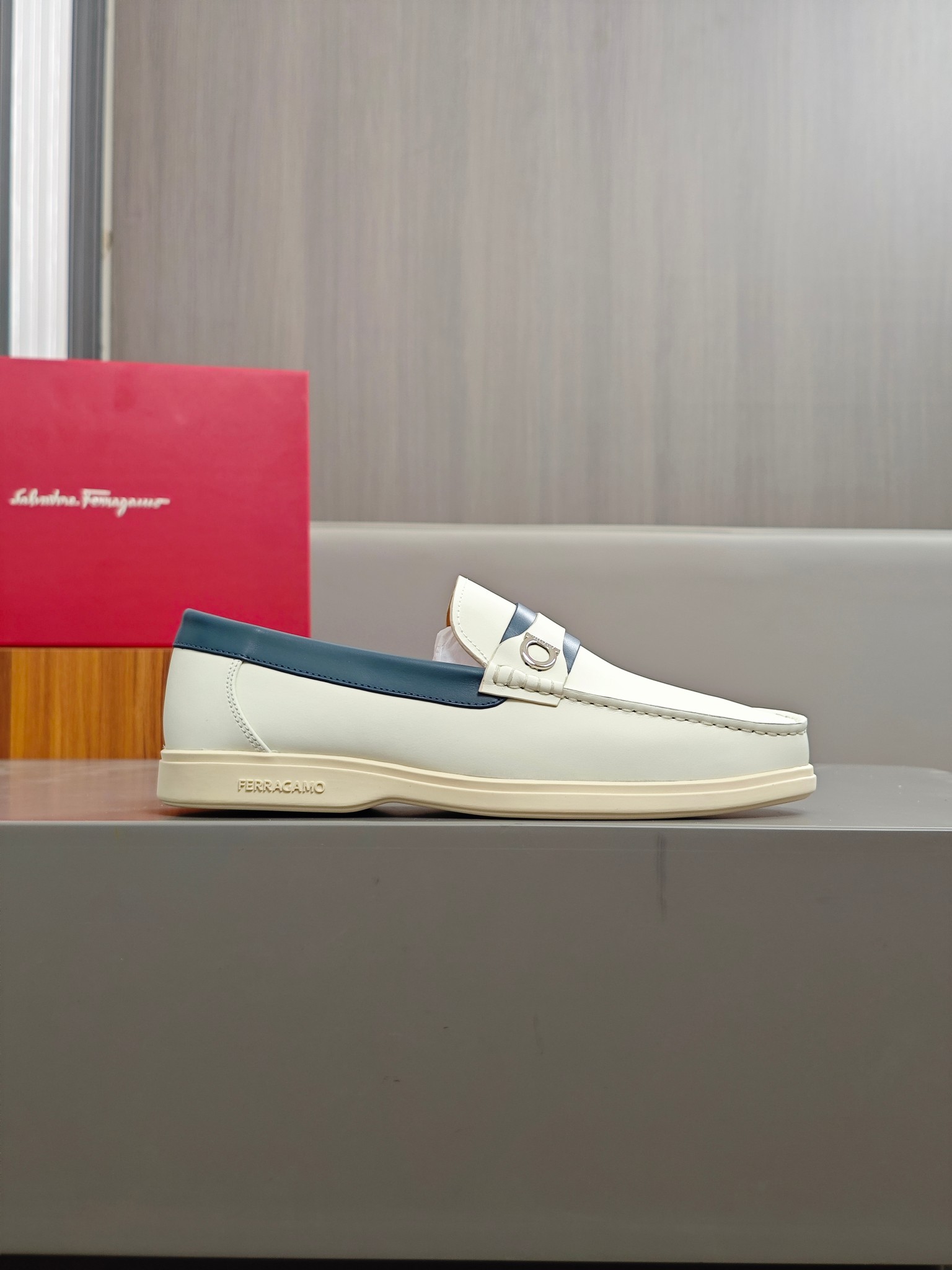 Punto explosivo nuevo en los estantes, zapatos de frijol de alta calidad para hombre Ferragamo de al