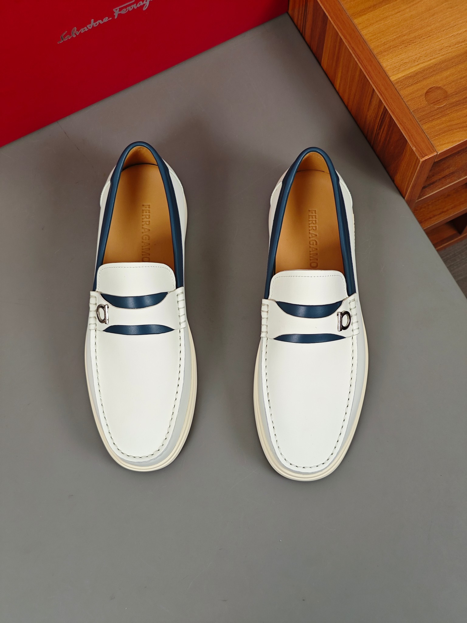 Punto explosivo nuevo en los estantes, zapatos de frijol de alta calidad para hombre Ferragamo de al