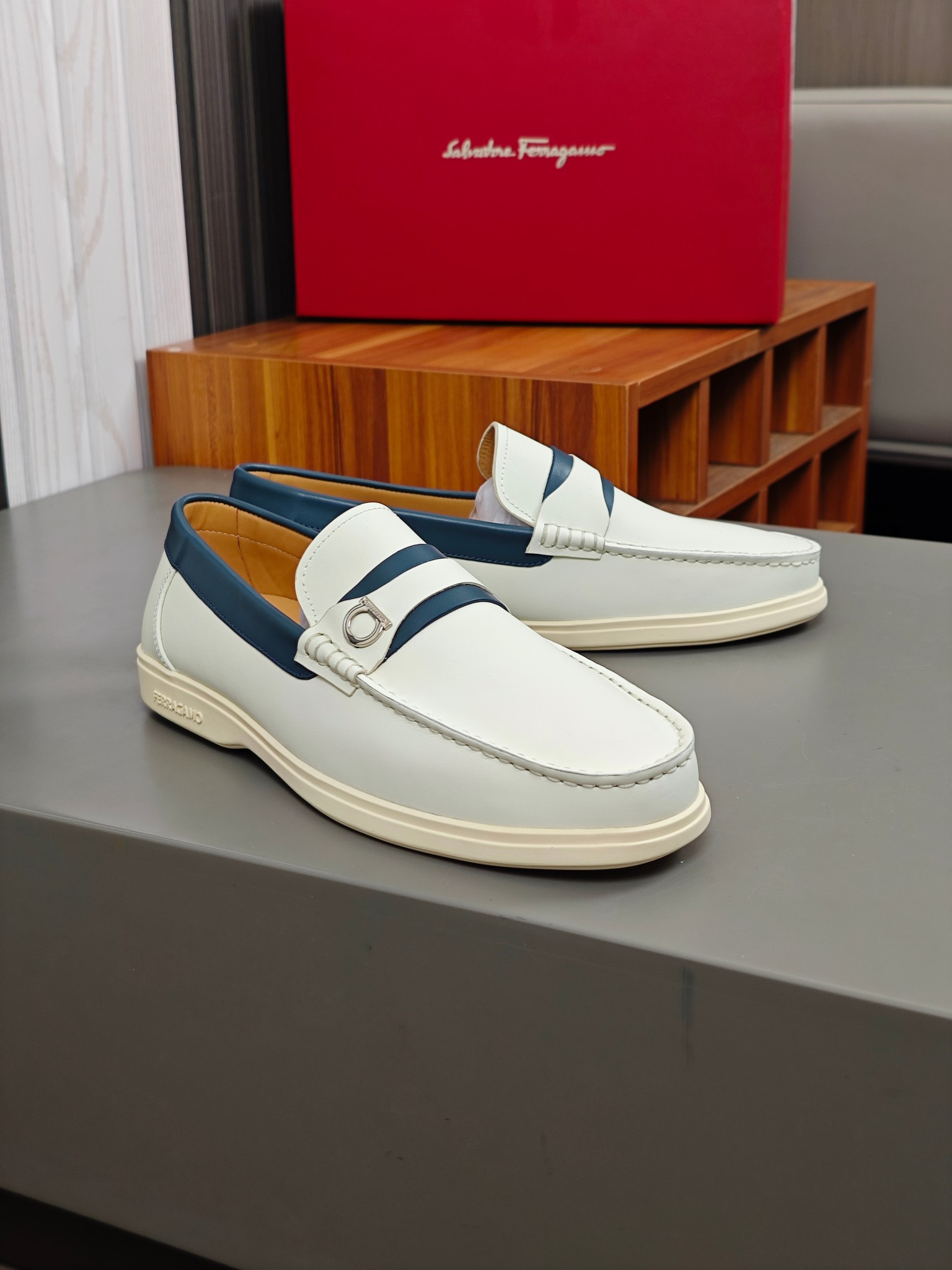 Punto explosivo nuevo en los estantes, zapatos de frijol de alta calidad para hombre Ferragamo de al