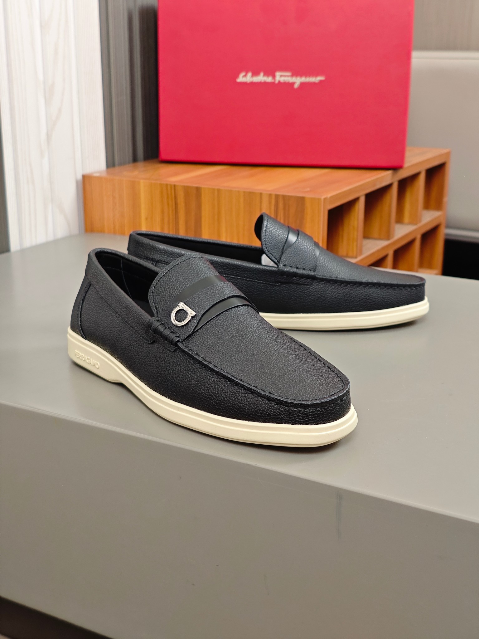 Punto explosivo nuevo en los estantes, zapatos de frijol de alta calidad para hombre Ferragamo de al