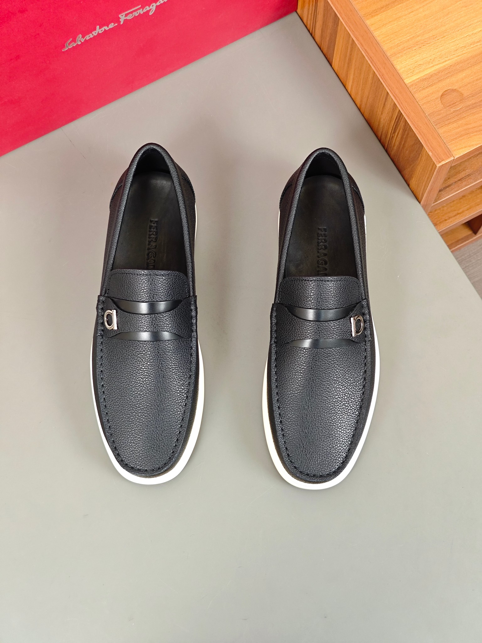 Punto explosivo nuevo en los estantes, zapatos de frijol de alta calidad para hombre Ferragamo de al