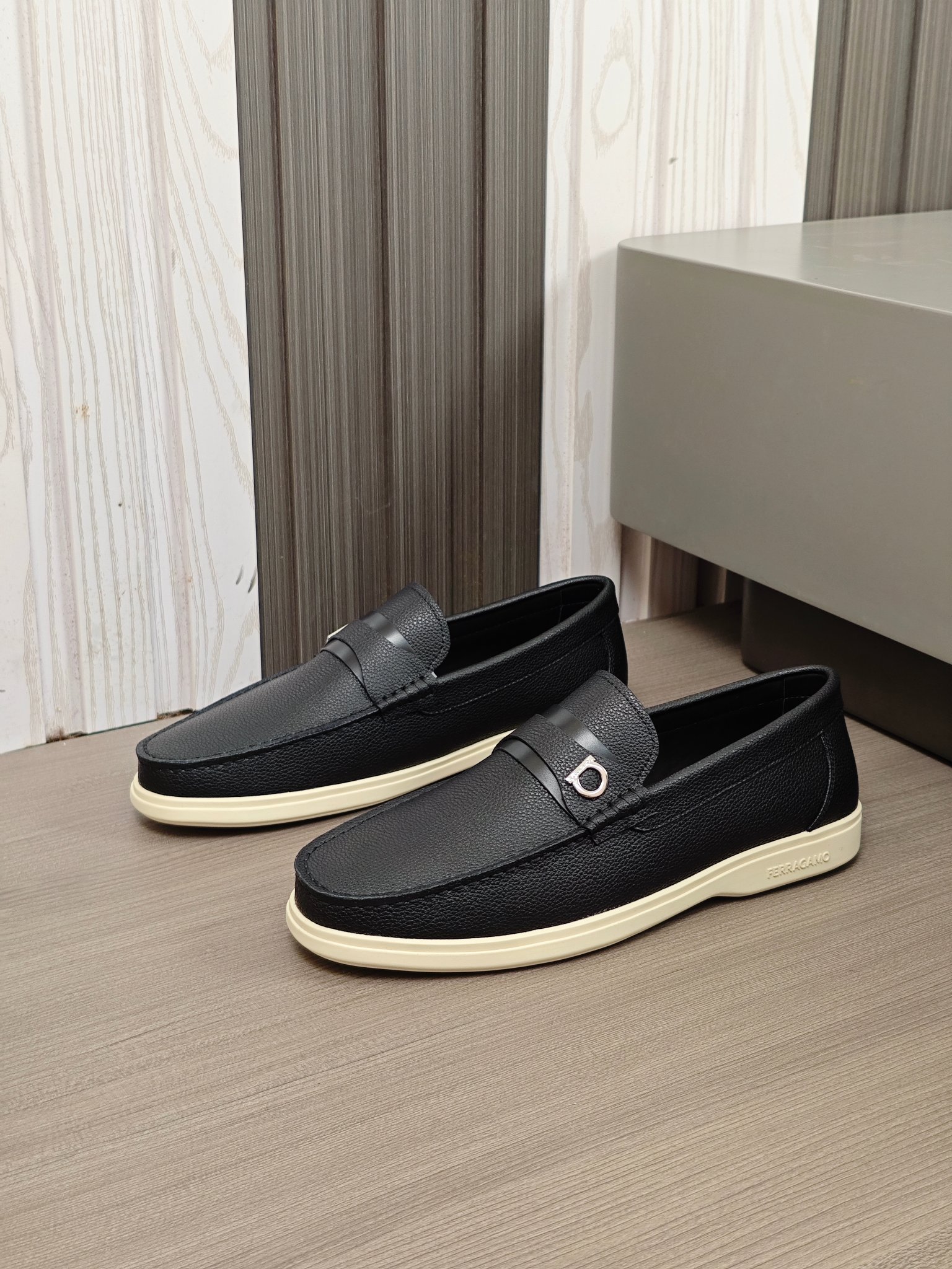 Punto explosivo nuevo en los estantes, zapatos de frijol de alta calidad para hombre Ferragamo de al