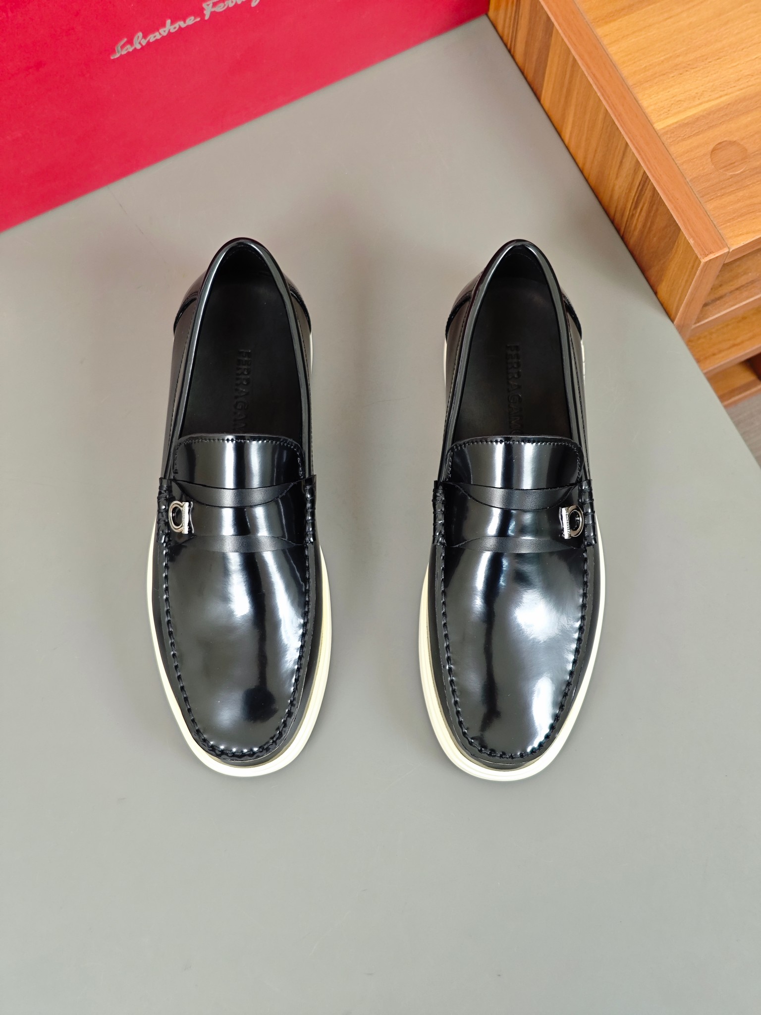Punto explosivo nuevo en los estantes, zapatos de frijol de alta calidad para hombre Ferragamo de al