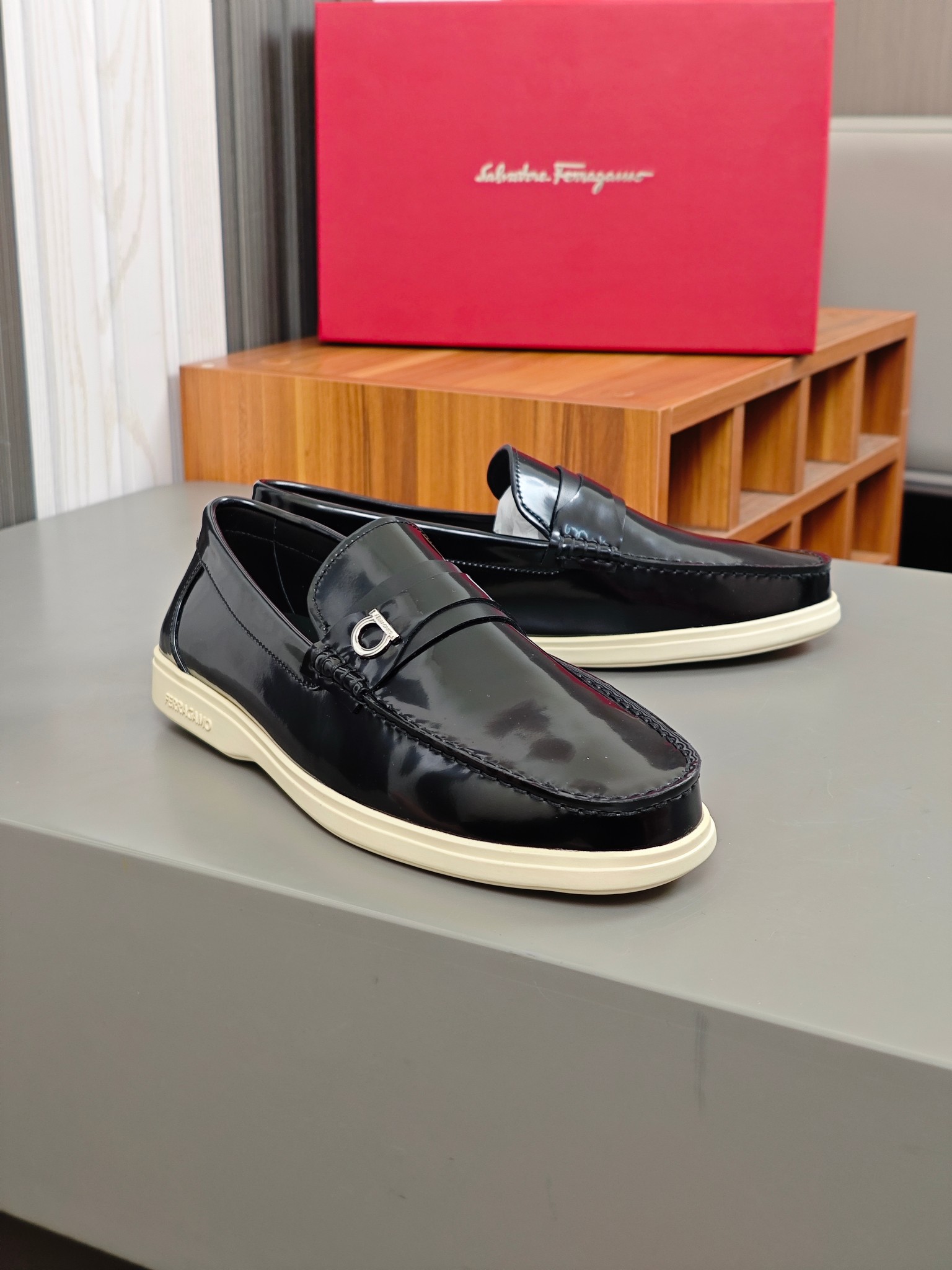 Punto explosivo nuevo en los estantes, zapatos de frijol de alta calidad para hombre Ferragamo de al