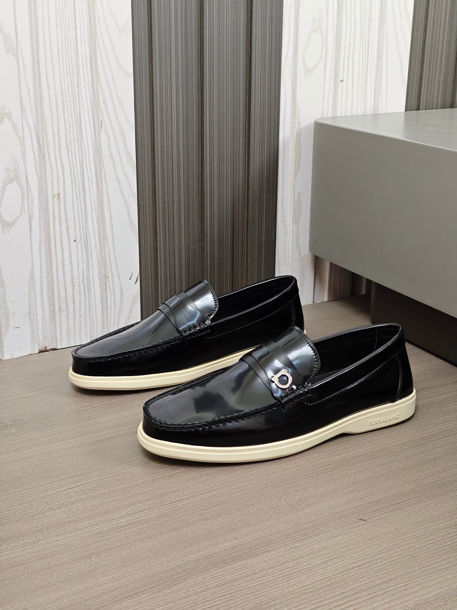 Punto explosivo nuevo en los estantes, zapatos de frijol de alta calidad para hombre Ferragamo de al