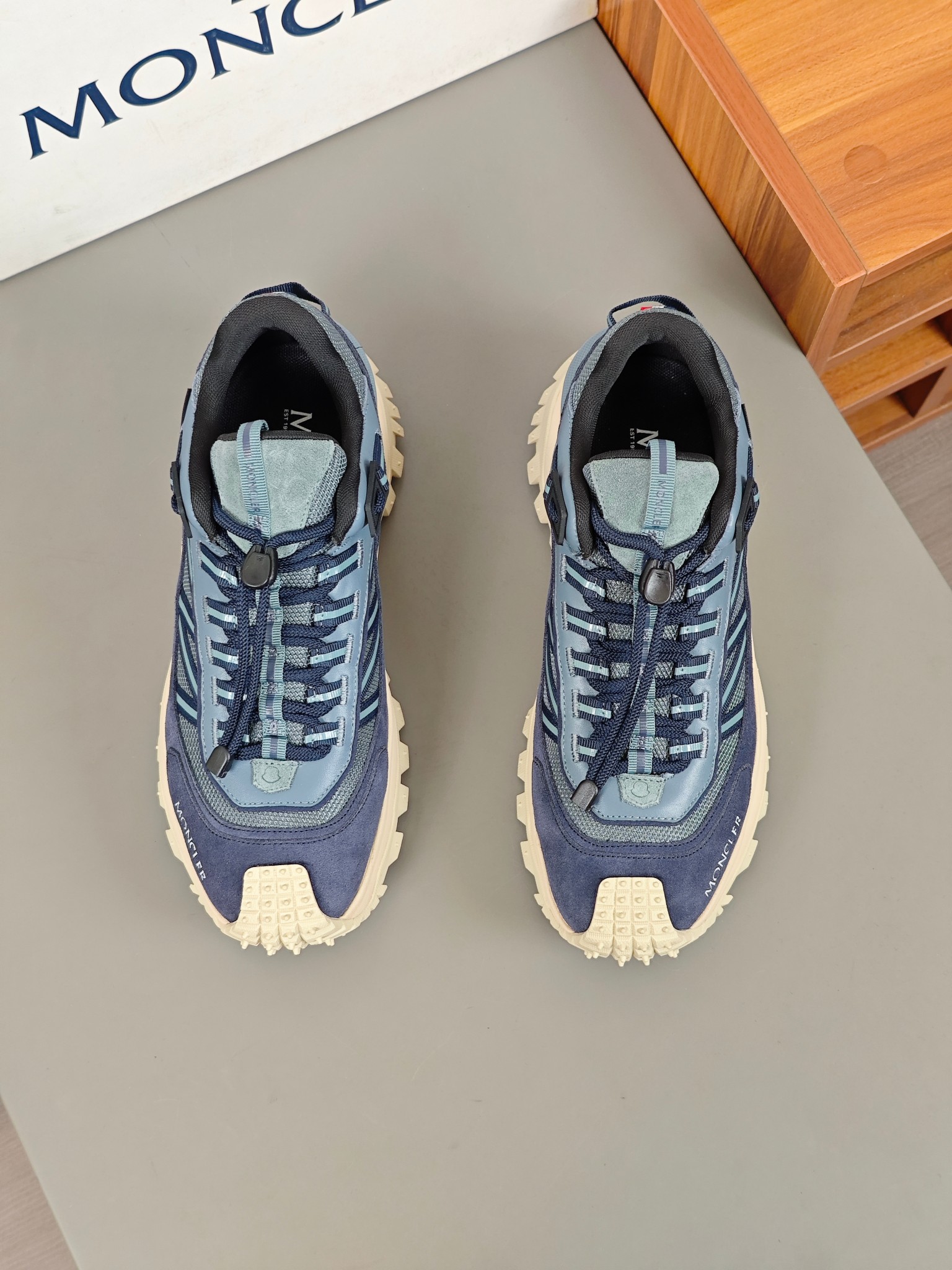 NO:271951,Moncler/Mossed New Trailgrip GTX Shoes Shipping Moncler brings its own original shoe Trailgrip, which is still an outdoor functional shape. The designer of this shoe is very famous, and it is former Nike designer Nathan VanHook. Air Yeezy 2 was designed by him. The overall shape is similar to the popular mountain shoes such as Tor Ultra and Mafate Speed, and the configuration is extremely luxurious. Trailgrip  GTX sports shoes are designed for outdoor sports to provide comfort and stability. This sports shoes are made of tear-resistant fabric material, and the side of the shoe body, the shoe laces and heel straps are made of reflective material. The EVA midsole adds flexibility and lightness. The 4.5cm Vibram rubber composite sole gives the shoes excellent grip and durability. The mesh lining is paired with exclusive cotton insoles, which can enhance the ventilation of the shoes and provide comfortable cushioning. It is equipped with a full set of original packaging!  Size 39-44 (38 45 customized), Moncler, sneakers19860909Moncler/蒙口 全新Trailgrip GTX鞋履出货 Moncler 带来了自家的原创鞋款Trailgrip,依然是户外机能造型.这款鞋的设计师大有来头,是前 Nike 设计师Nathan VanHook.Air Yeezy 2就是由他设计.整体造型与人气超高的Tor Ultra、 Mafate Speed 等山系鞋型相似,配置上更是极为豪华,Trailgrip GTX运动鞋专为户外运动设计,提供舒适与稳定性.此款运动鞋采用抗撕裂织物材质制成,鞋身侧面和鞋带及后跟饰带带有反光材质.EVA中底倍添灵活性与轻盈性,4.5cmVibram橡胶复合大底为鞋履赋予出色抓地力,亦具有耐久性.网眼衬里搭配专属棉鞋垫,同时可增强鞋履的通风性,并提供舒适的缓冲效果.配全套原包装！ 尺码39-44（38 45订做）,,Moncler,sneakers,Men's shoes