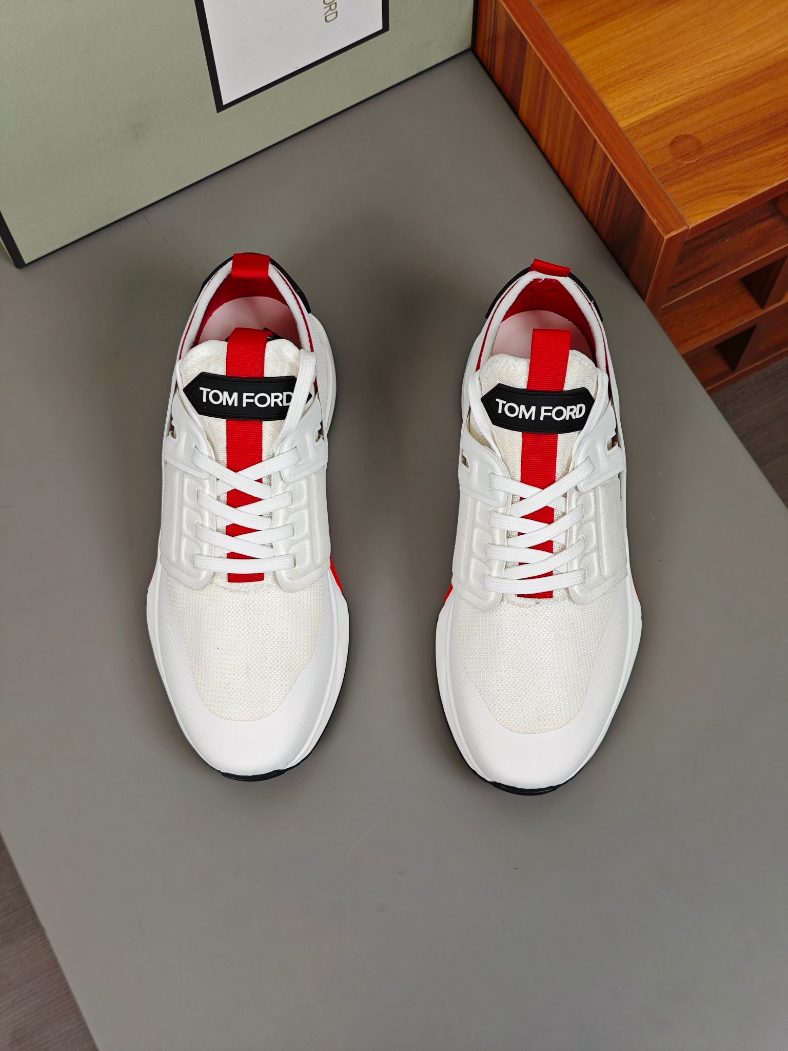 NO:272819,TOM FORD Cambridge low-top sneakers This sneaker is made of imported back-fleece calfskin, contrasting trim, round toe, front lace-up, rubber flat sole, insole with logo. Size 39-44, custom (38,45 custom made),,tom ford,sneakers,cowhide19860909TOM FORD Cambridge 牛皮低帮运动鞋 本款运动鞋采用进口反绒小牛皮、对比边饰、圆头、正面系带、橡胶平底、鞋垫饰有标志. 码数39-44,定（38,45定做）,,tom ford,sneakers,cowhide,Men's shoes