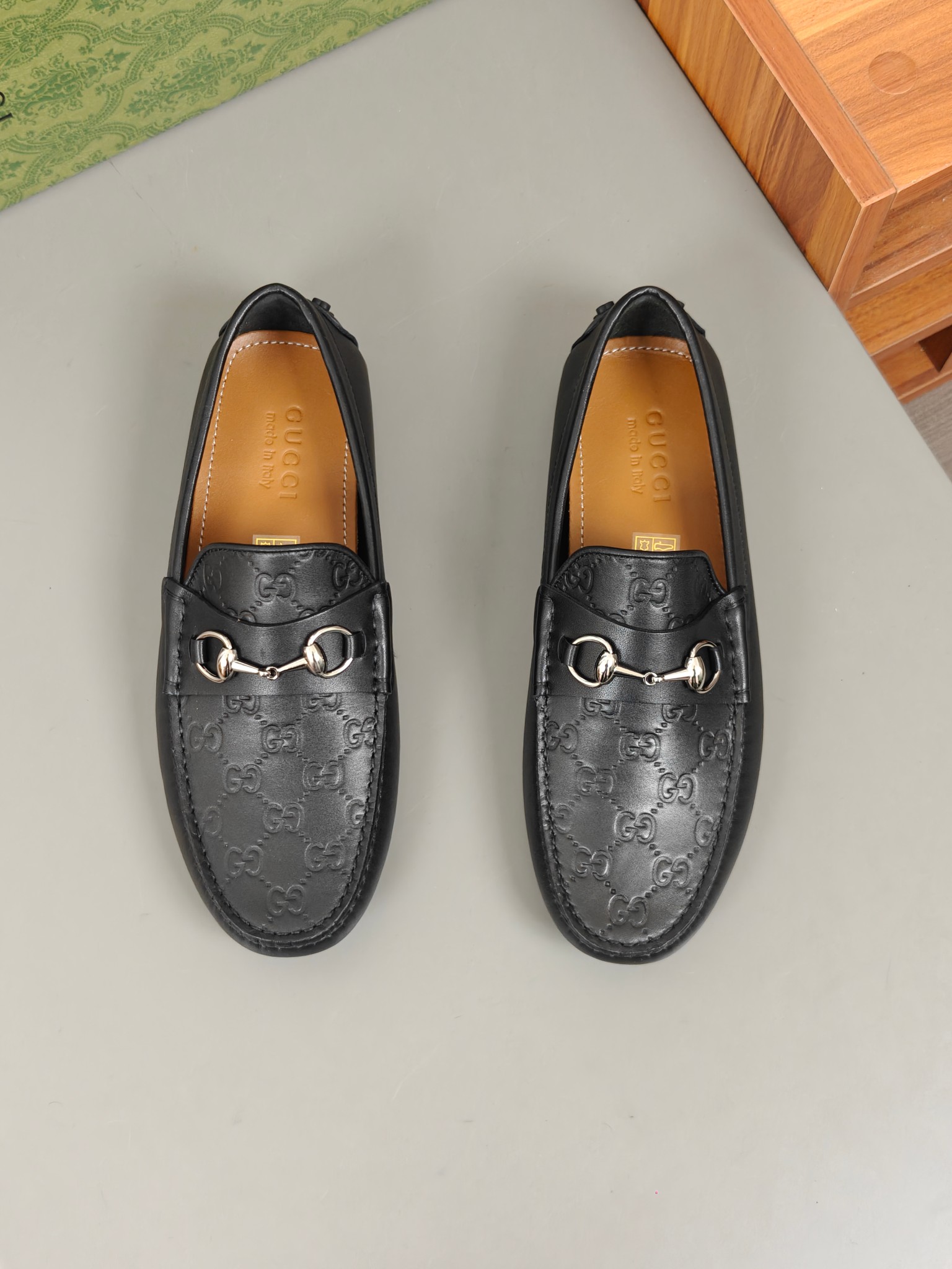 NO:271960,【GUCC*】Driving shoes!  (Doudou style) High-quality men's foot cover style, regular size 38-44 (4-10) Original grainy calfskin pressed double G flowers, super three-dimensional!  The inner water dyes calfskin, and the calfskin returns to the feet!  Rubber anti-slip bean design bottom!  goods!  The full upper and the bread sole is super high craftsmanship!  Look at the details carefully, the texture is super strong!  But 11 can withstand all kinds of tests!  28.45 Custom made, gucci, cowhide19860909【GUCC*】 驾车鞋！(豆豆款） 高品质男士套脚款 正码38一44(4一10） 原版粒面感小牛皮压双G花,立体感超强！内里水染小牛皮,小牛皮回力垫脚！橡胶防滑豆豆设计大底！货！全鞋面包底超高工艺！品质细看细节图,质感超强！可11经得起各种考验！28.45定做,,gucci,cowhide,Men's shoes