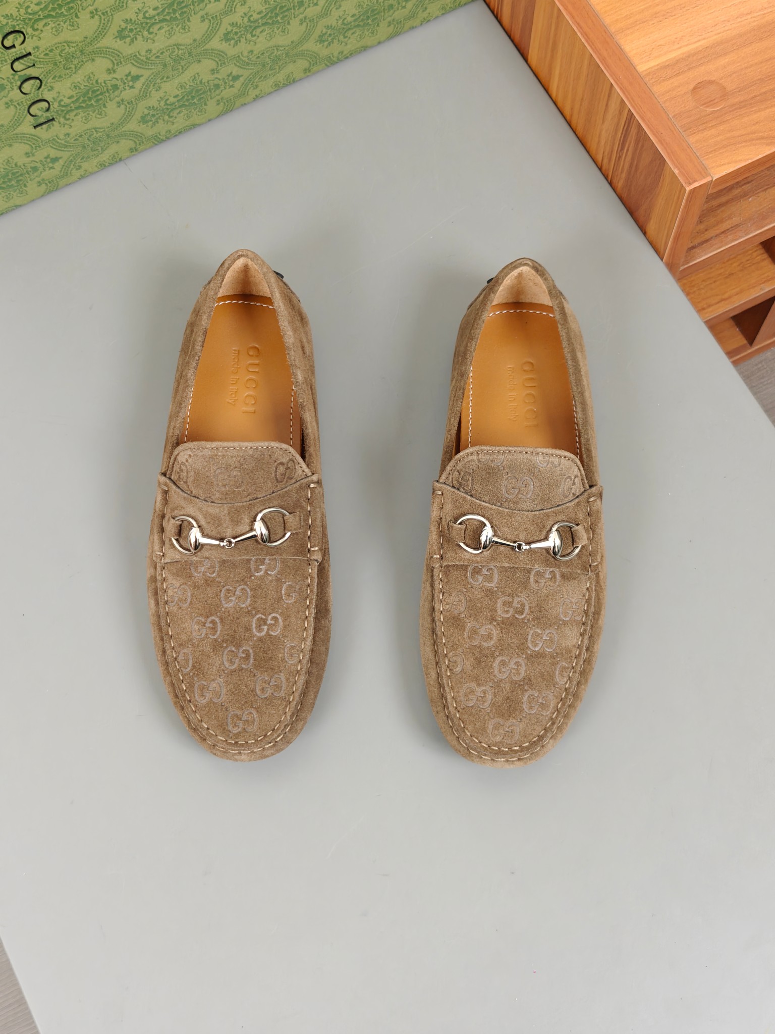 NO:271962,【GUCC*】Driving shoes!  (Doudou style) High-quality men's foot cover style, regular size 38-44 (4-10) Original grainy calfskin pressed double G flowers, super three-dimensional!  The inner water dyes calfskin, and the calfskin returns to the feet!  Rubber anti-slip bean design bottom!  goods!  The full upper and the bread sole is super high craftsmanship!  Look at the details carefully, the texture is super strong!  But 11 can withstand all kinds of tests!  38 45 Custom made, gucci, cowhide19860909【GUCC*】 驾车鞋！(豆豆款） 高品质男士套脚款 正码38一44(4一10） 原版粒面感小牛皮压双G花,立体感超强！内里水染小牛皮,小牛皮回力垫脚！橡胶防滑豆豆设计大底！货！全鞋面包底超高工艺！品质细看细节图,质感超强！可11经得起各种考验！38 45定做,,gucci,cowhide,Men's shoes