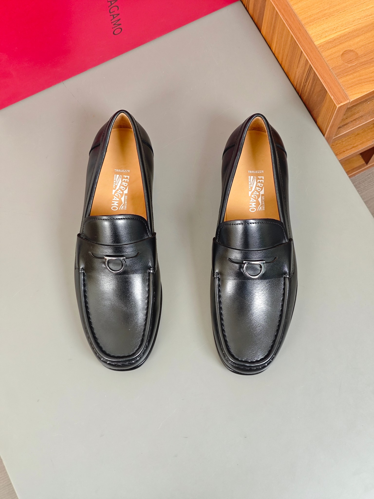 NO:273262,Ferrgam* — Ferrgam GANCINI buckles with mocasin shoes. The modern style interprets the classic Fer~gamo shoe shape. The soft cowhide mocasin shoes are decorated with a personalized lacquered Gancini buckle. Add a touch of avant-garde fashion to the original style. The upper is hand-sewn and refined using the 