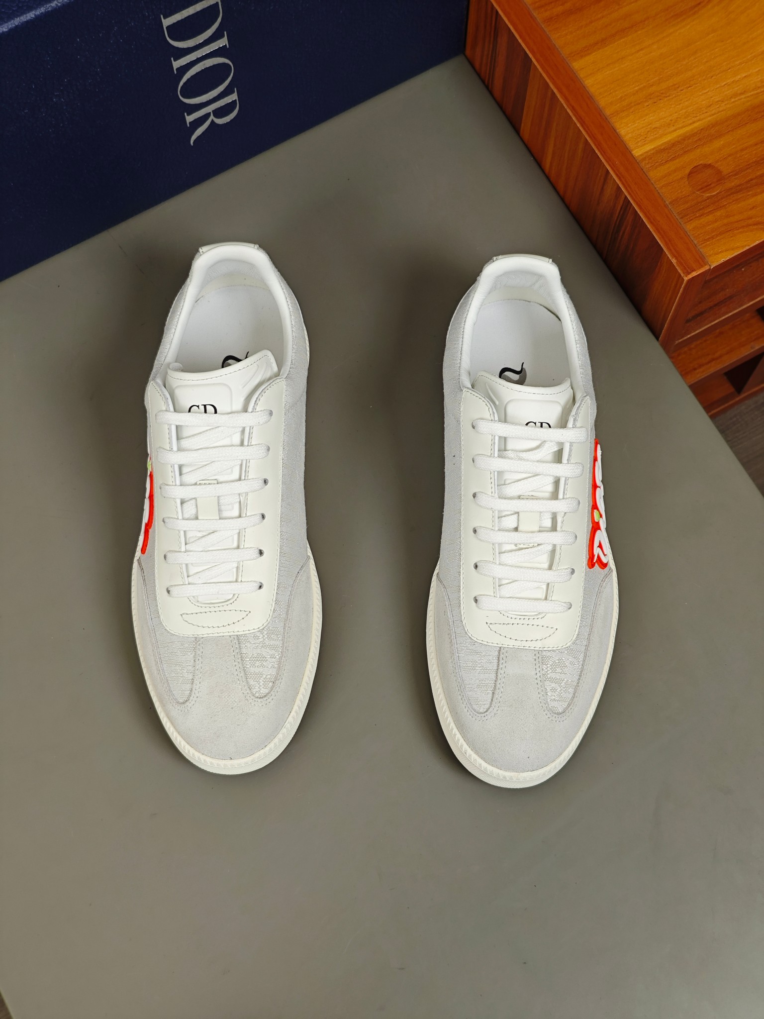 NO:273266,New color Dior men's sneakers size; 39~44 (customized by 38.45.46) Cowhide three-dimensional embossing draws inspiration from retro jogging shoes, adopts a thick low-top design, with cowhide and mesh fabric splicing uppers, paired with carved rubber shoes sole, adding a sporty and fashionable atmosphere.,,dior,dior,sneakers,cowhide19860909新配色Dior迪奥男士运动鞋 size; 39~44（38.45.46定制） 牛皮立体压花 从复古慢跑鞋中吸取灵感,采用了厚实的低帮设计,以牛皮和网织物拼接鞋面,搭配刻花橡胶鞋 底,增添了运动时尚气息.,,dior,dior,sneakers,cowhide,Men's shoes