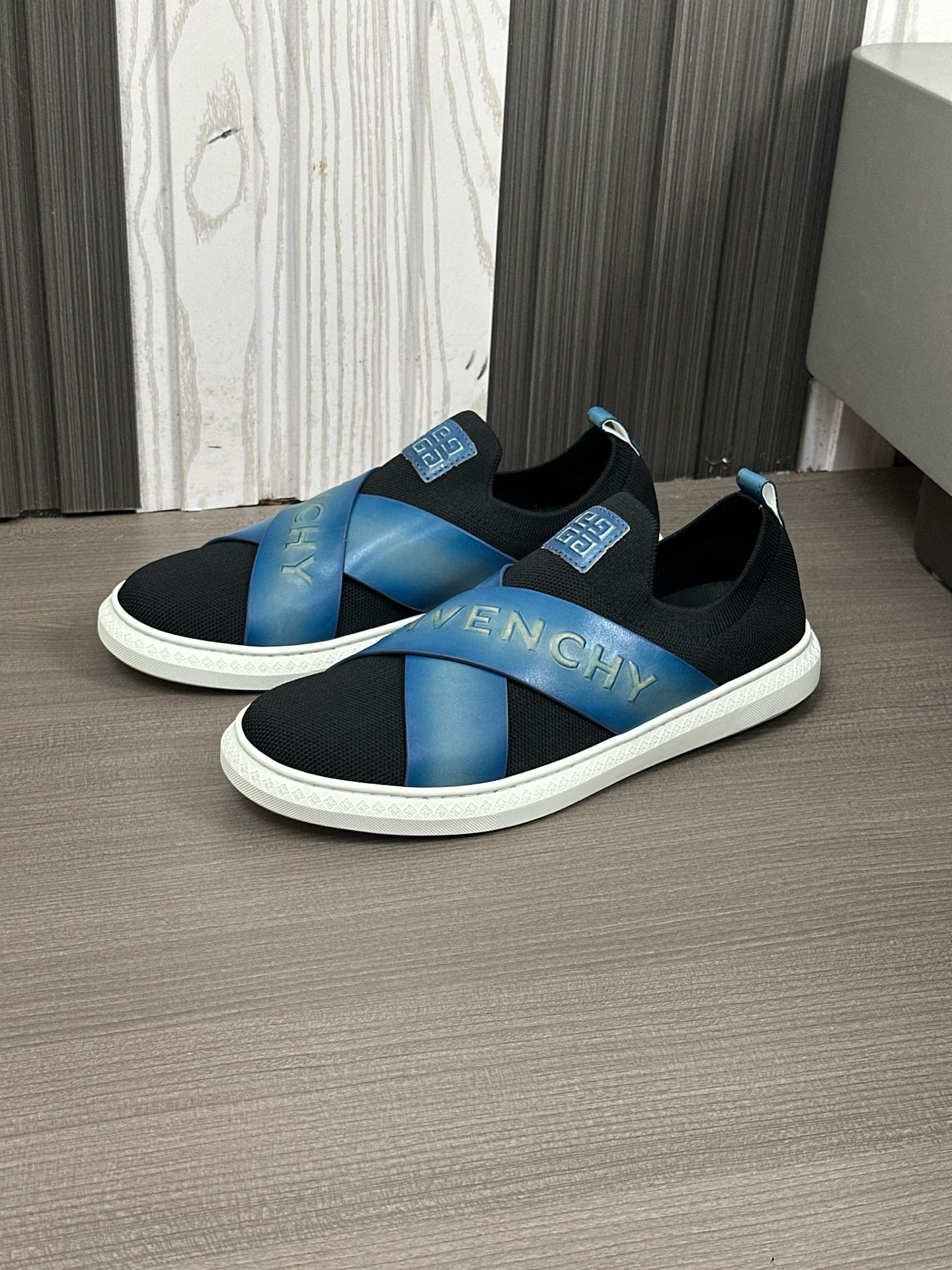 Givenchy G Set Series Elastic Strapless Low-Top Sneakers With 4G Logo 7 i1745935271753 2326 0 4