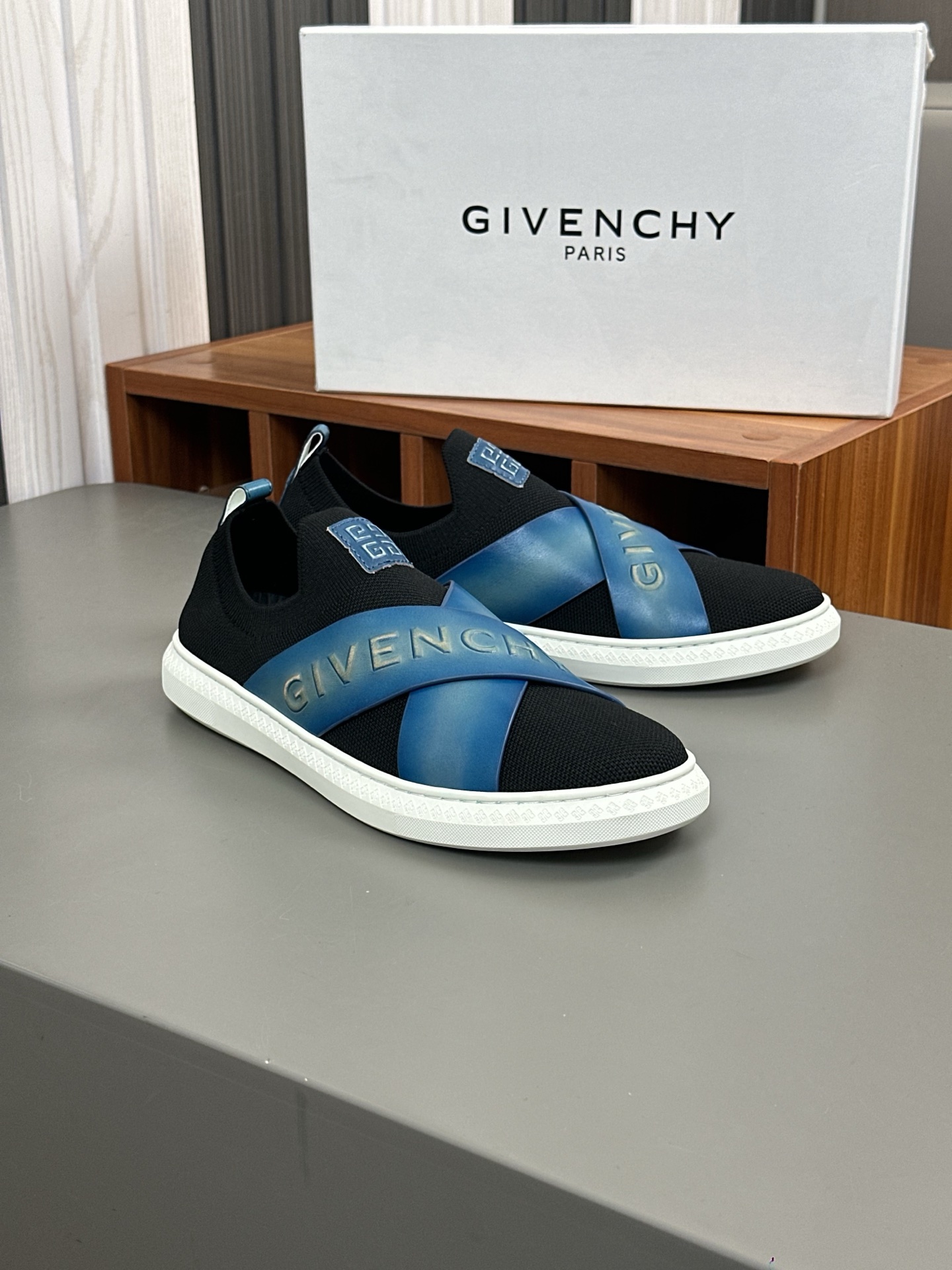 Givenchy G Set Series Elastic Strapless Low-Top Sneakers With 4G Logo 4 i1745935271787 1086 0 2