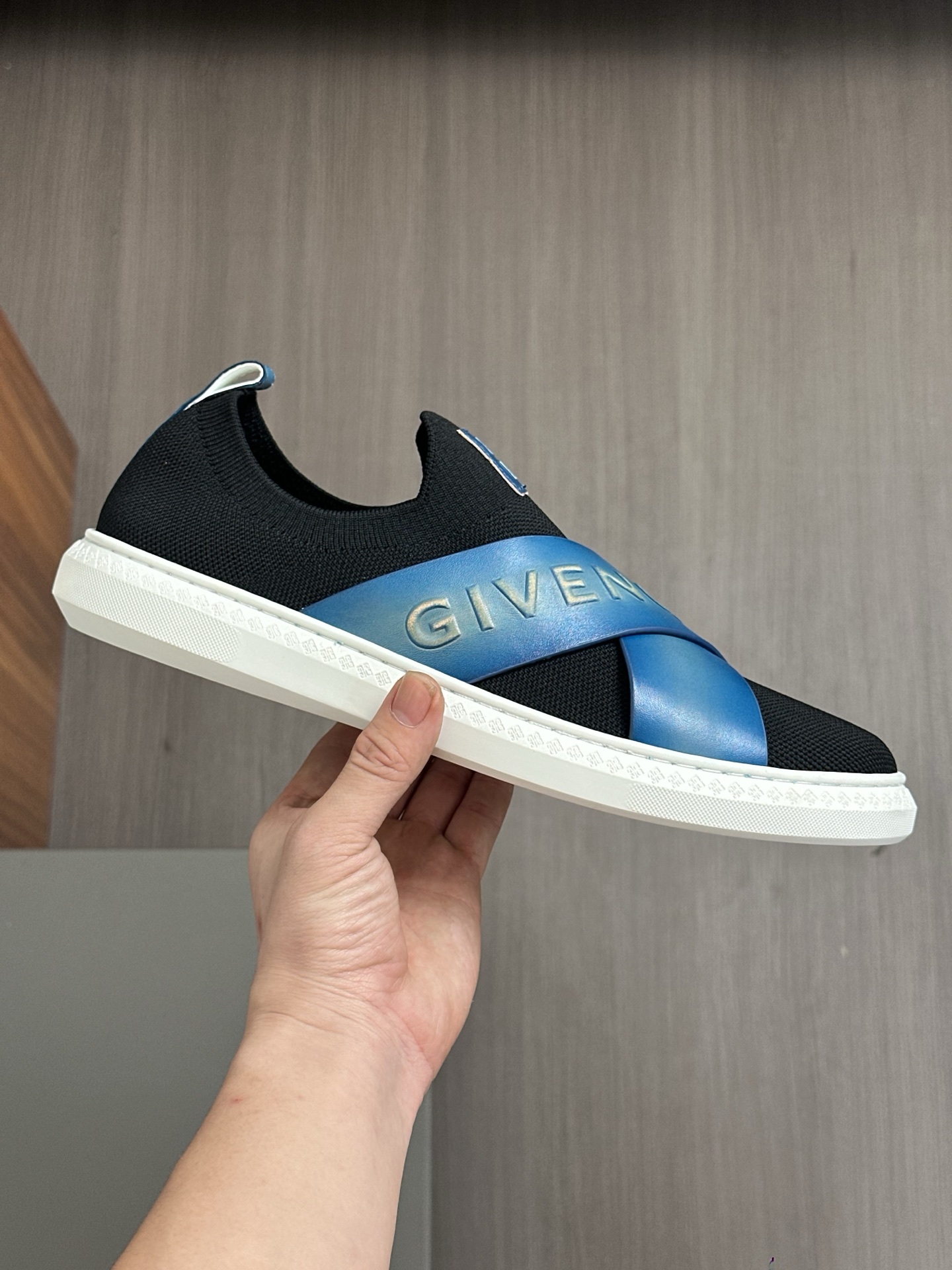 Givenchy G Set Series Elastic Strapless Low-Top Sneakers With 4G Logo 6 i1745935272407 345 0 3