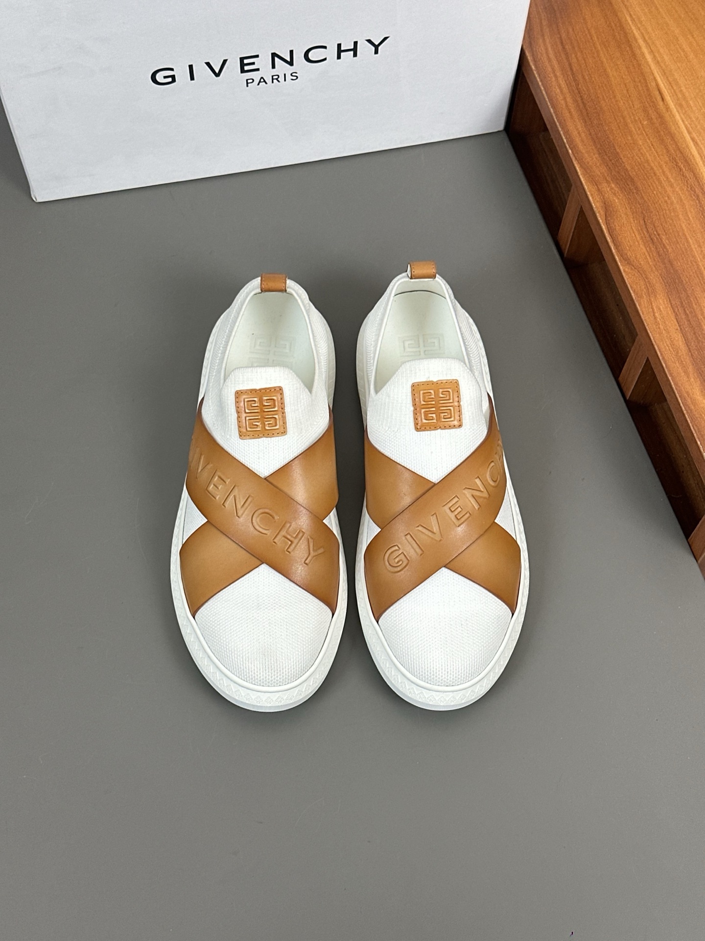Givenchy G Set Elastic Band Low-Top Sneakers With 4G Logo - Sizes 38-44 1 Givenchy G Set Elastic Band Low-Top Sneakers With 4G Logo - Sizes 38-44