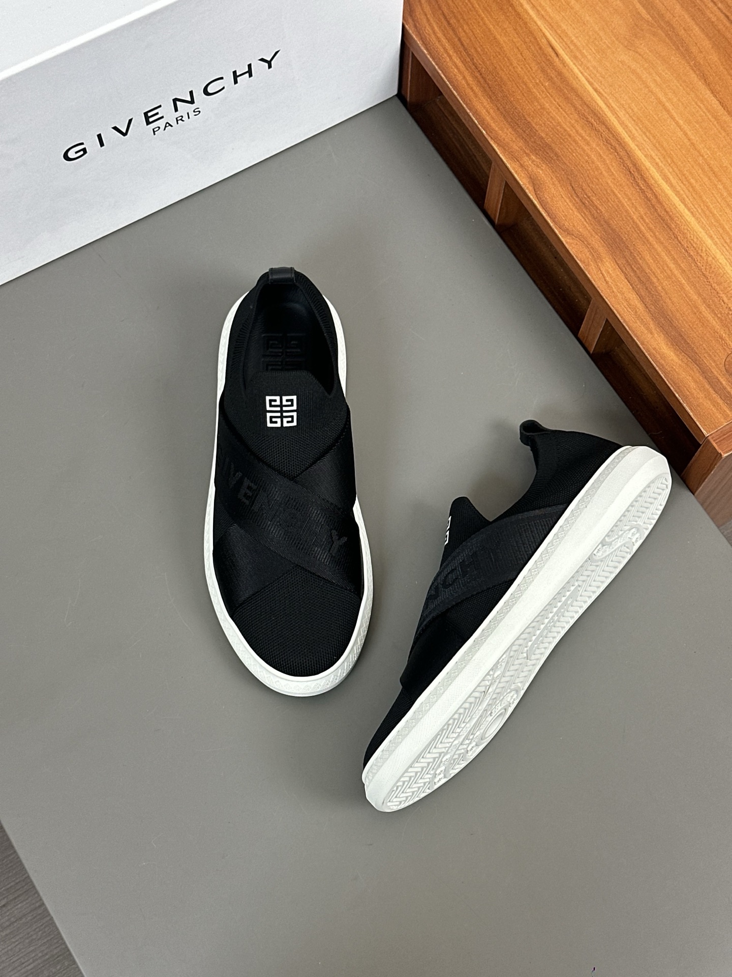 Givenchy G Set Elastic Low-Top Sneakers With 4G Logo - Black 3 i1745935323851 2795 0 1