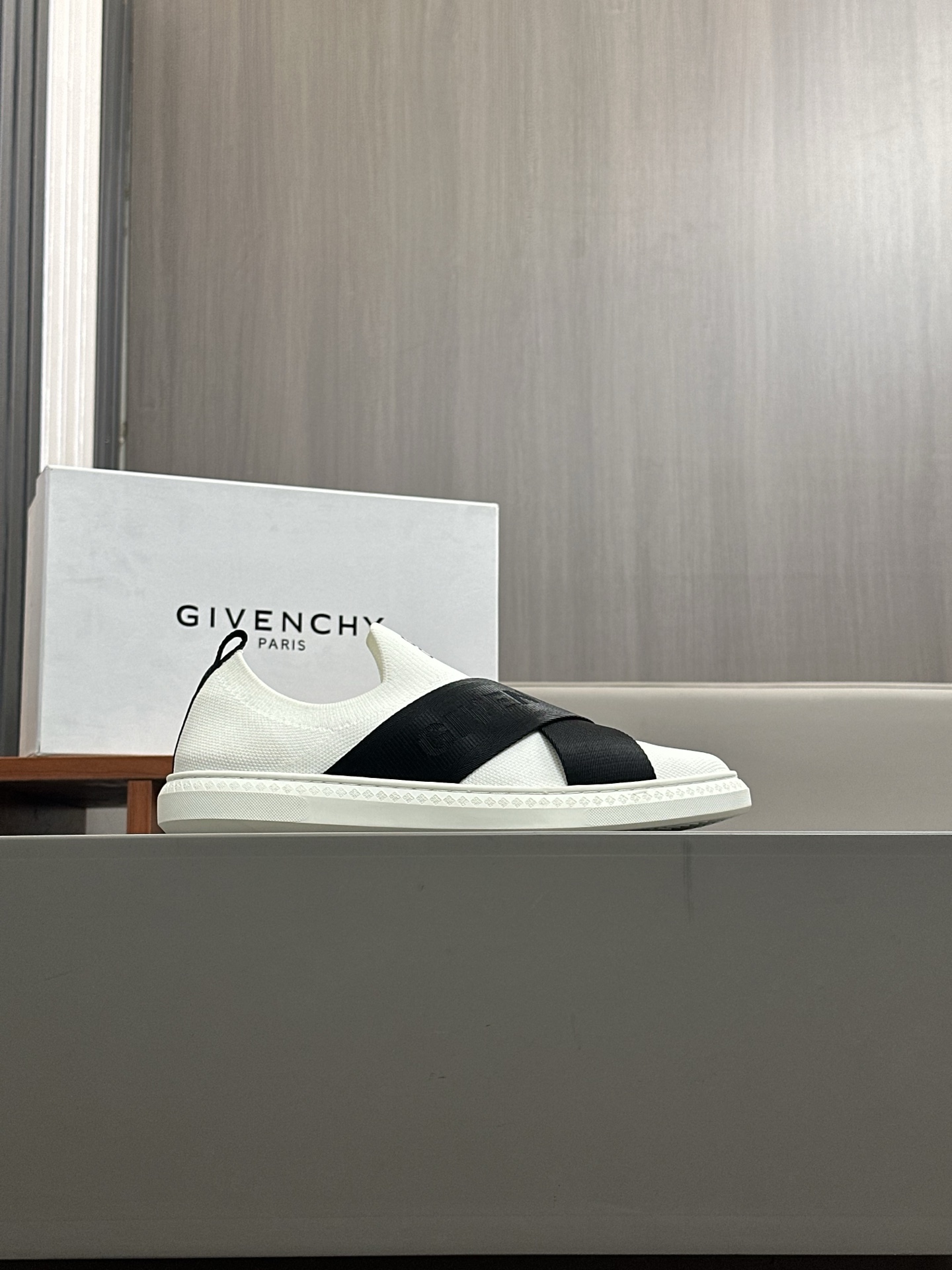 Givenchy Paris Logo G Set White Low-Top Sneakers with Black Straps 5 i1745935348978 2073 0 5