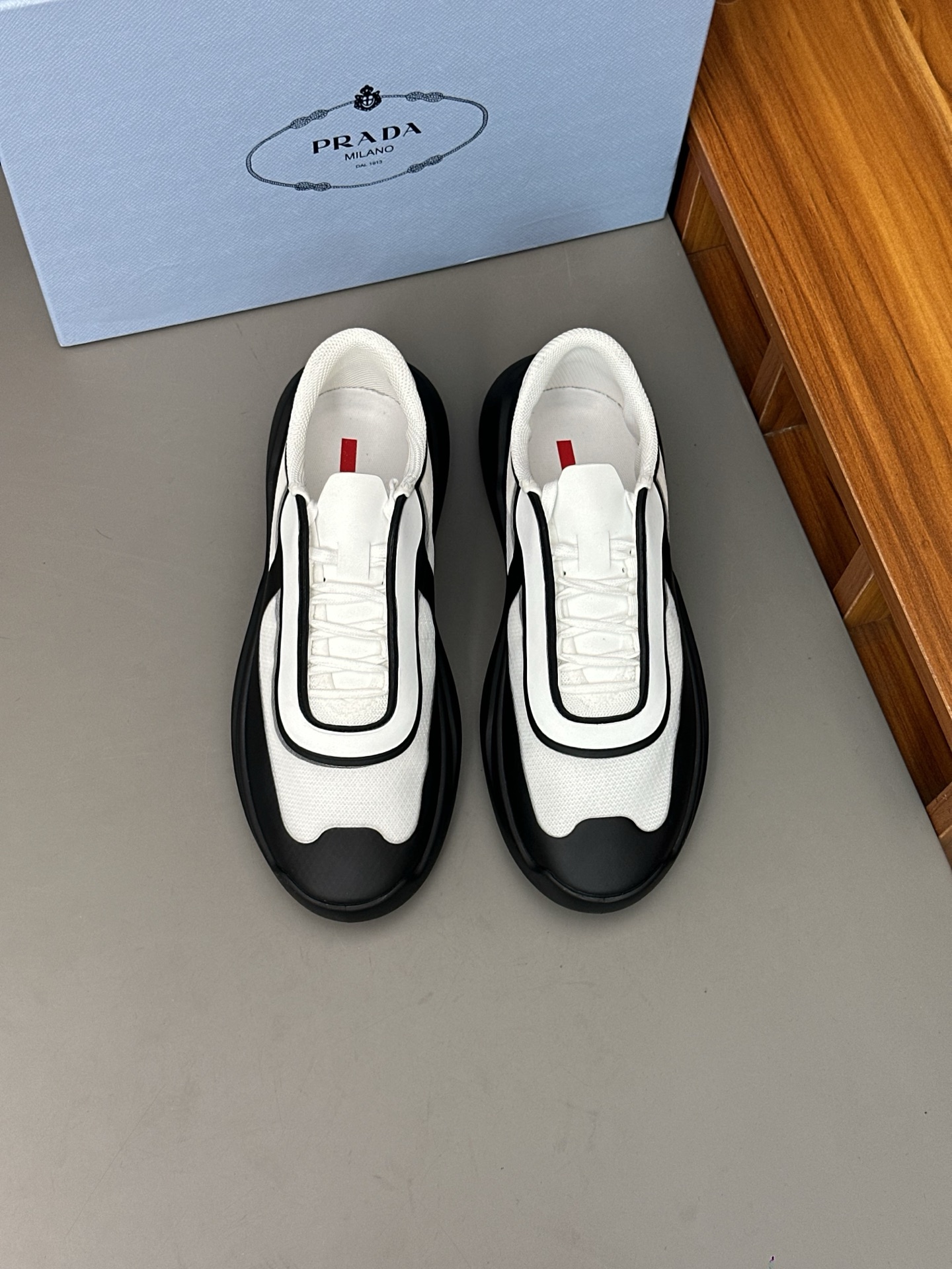 NO:283944,PRAD* — Prada. America's Cup Recycled Nylon and Bike Fabric Sneakers This recycled nylon sneaker is practical and innovative, with a modern feature, and is paired with a lightweight sole, integrating minimalist detailed design. The upper is decorated with a thermo-locking glue. Silk-screen printed Prad* logo. Nylon belt loop laces TPU sole, made of ultra-light foam rubber filling material. Rubber pattern texture. Sole height is 40mm Removable fabric insole. Size 39-45.,,prada,prada,sneakers19860909PRAD* — 普拉达.美洲杯再生尼龙和Bike织物运动鞋 这款再生尼龙运动鞋兼具实用性与创新性,富有现代特色,搭配轻便的鞋底,融入极简主义细节设计.鞋面点缀锁温压胶装饰.丝网印花Prad*徽标.尼龙带环鞋带 TPU鞋底,采用超轻质发泡橡胶填充材料.橡胶图案纹路.鞋底高度40毫米 可拆卸覆织物鞋垫. 码数39-45.,,prada,prada,sneakers,Men's shoes