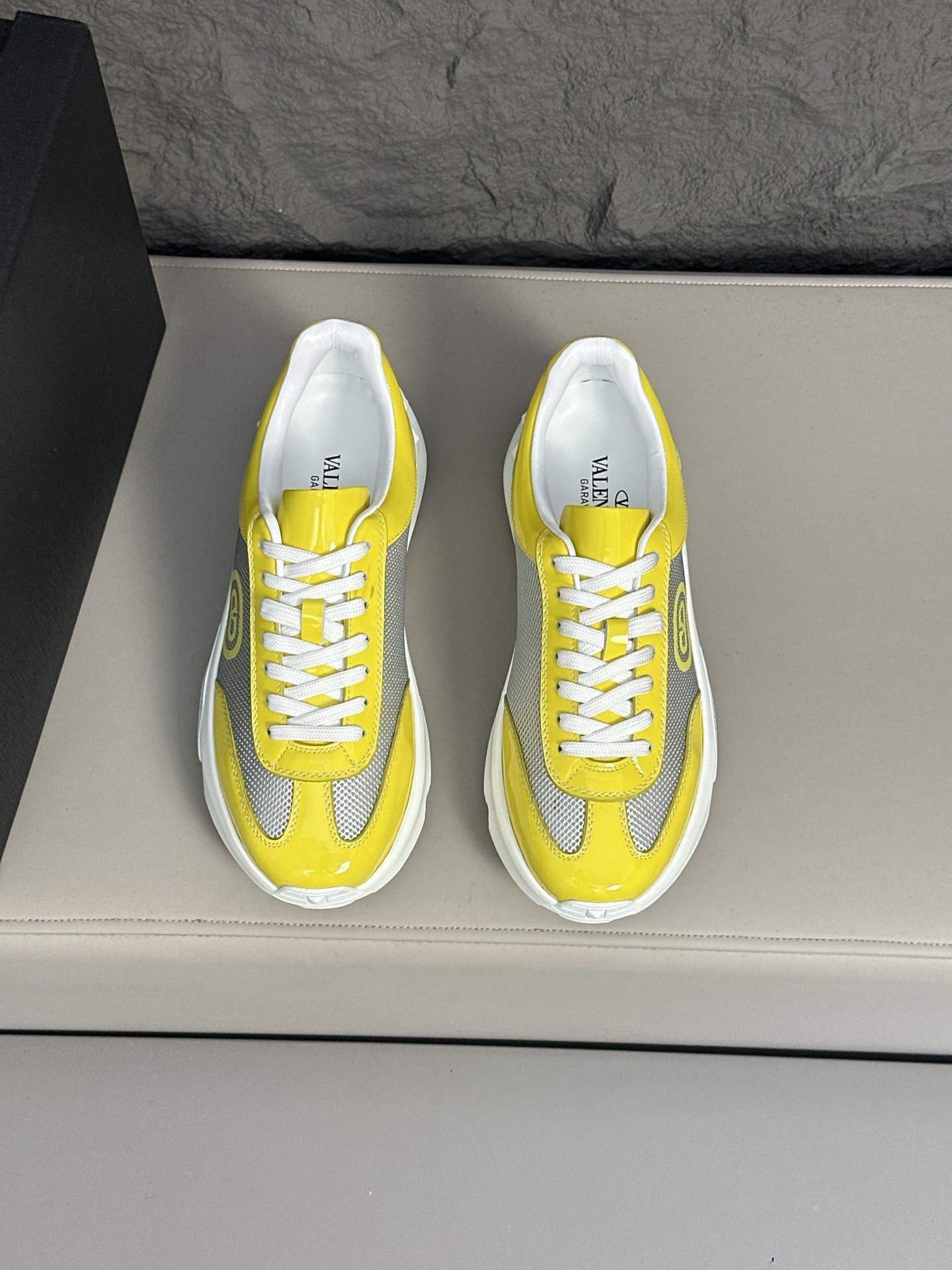 NO:346145,VLTN Warren Sports Shoes Series New Sports Shoes are on sale. The original ZP is being purchased and disassembled. Repeated version and modification. The force must be restored one to one!  Top luxury masterpiece Signature Willow nail design Soft and comfortable rubber brings excellent elegant texture and excellent comfort on the feet Top purchasing version upper imported calfskin surface / inner water dyed cowhide inner body original sole original packaging original configuration full set of packaging Number 39-44 (.45, customized), valentino, sneakers, cowhide19860909VLTN华伦 运动鞋系列 新款运动鞋 火爆发售. 原版ZP入购拆解. 反复打版调改. 力要一比一还原！顶级奢华力作 招牌柳钉设计 柔软舒适的胶料 带来卓越优雅的质感 与极佳的上脚舒适感 顶级代购版本鞋面进口小牛皮面/ 内里水染牛皮内里 大底原版开发大底 包装原版配置全套包装 码数39-44（.45、订做）,,valentino,sneakers,cowhide,Men's shoes