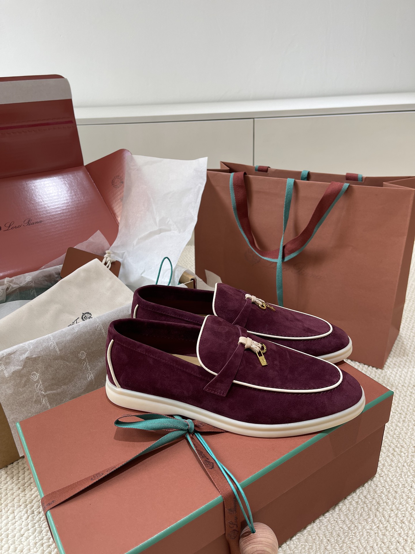 NO:420979,Certificate Italian Loro pa treasure brand LP Italian handmade women's shoes A top luxury brand from Italy!  Brand that can match Hermes has always been loved by many people with its high-end and simple style, and it is super comfortable to wear. Size35-42 (customized for 41/42), casual shoes/sports shoes, hermes, loro piana, loro piana, sneakers19860909证书 意大利Loro pa宝藏品牌 LP意大利手工女鞋 一款来自意大利顶级奢侈品牌！能与爱马仕匹配的品牌 一直以来以高级简约的风格得到很多人喜爱,上脚超级舒服 size35-42（41/42订做）,休闲鞋/运动鞋,hermes,loro piana,loro piana,sneakers,Women's Shoes